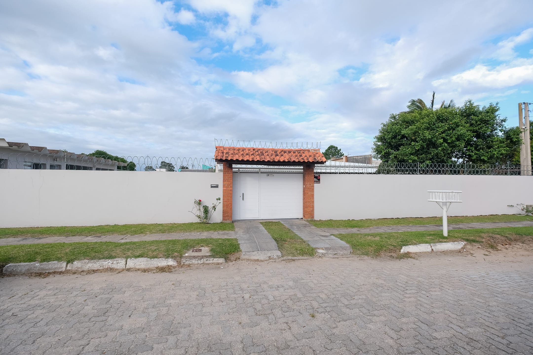 Casa mobiliada à venda no no Laranjal, Pelotas  - 286 m², 3 quartos (sendo 1 suíte com closet), móveis de alto padrão e ampla área de lazer com piscina. - 24