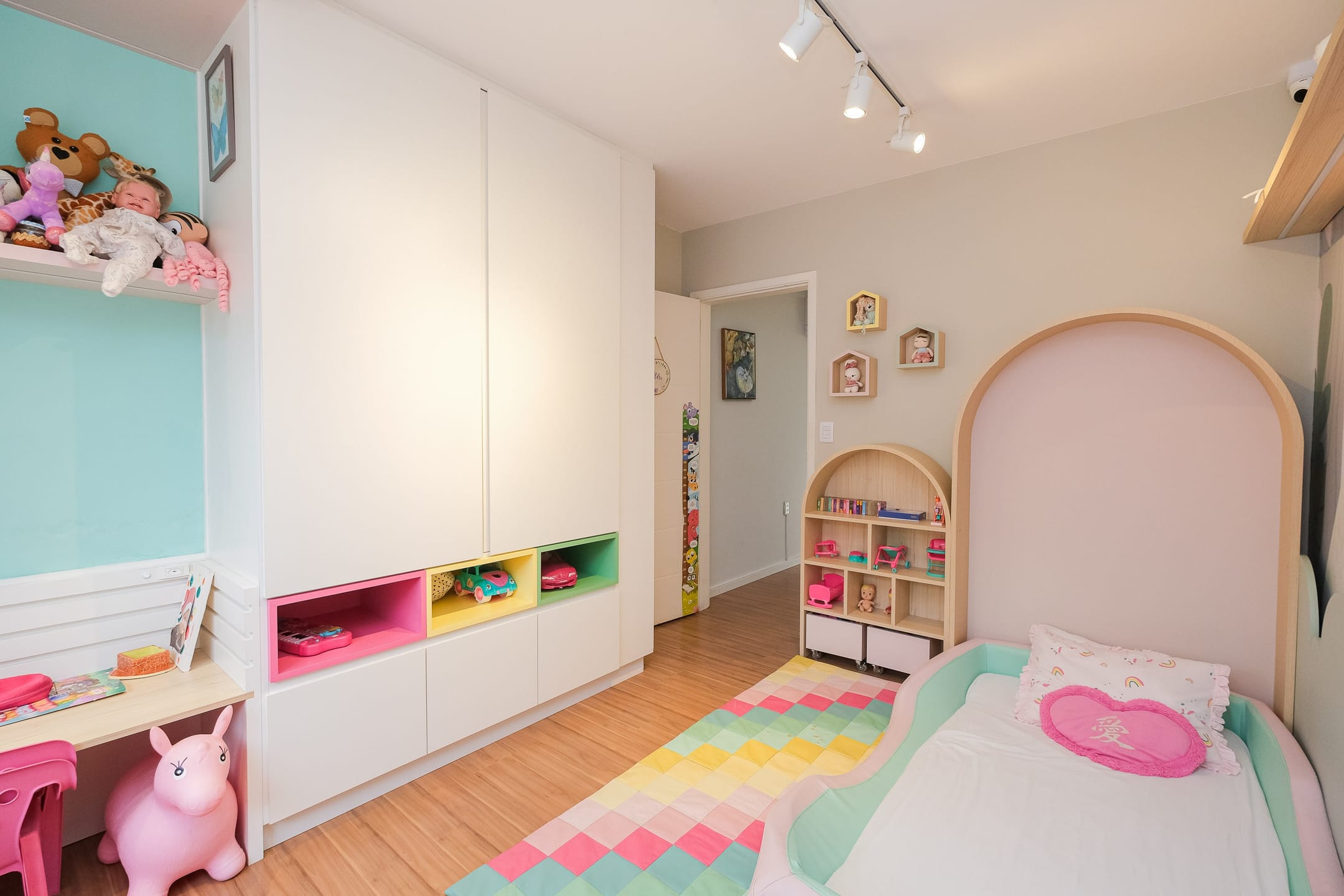 Casa mobiliada à venda no no Laranjal, Pelotas  - 286 m², 3 quartos (sendo 1 suíte com closet), móveis de alto padrão e ampla área de lazer com piscina. - 6