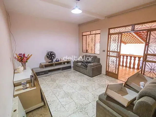 Casa com 180m² 3 quartos e 2 banheiros, para alugar, no bairro Maria Helena em Belo Horizonte