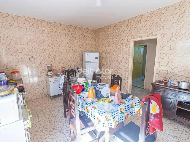 Casa com 180m² 3 quartos e 2 banheiros, para alugar, no bairro Maria Helena em Belo Horizonte
