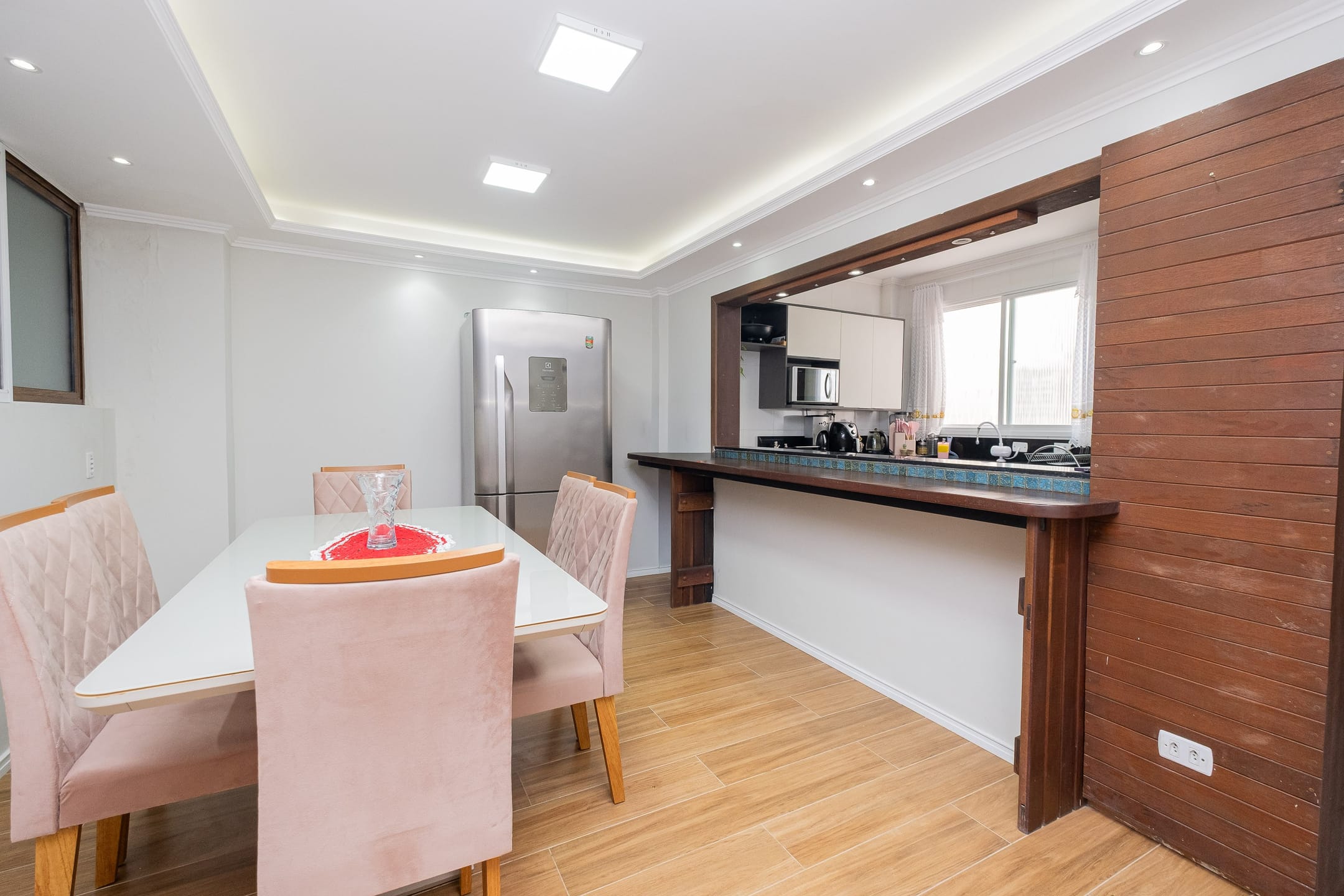 Casa à venda no Areal, Pelotas - 169 m², 2 quartos (ambos suítes), móveis planejados, piso porcelanato e área de lazer com churrasqueira.