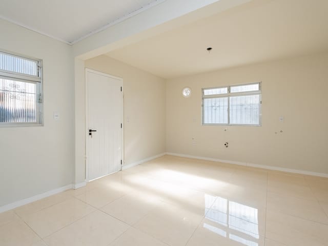 Foto do Casa - Casa à venda no centro de Pelotas - 98 m², 2 quartos, piso porcelanato, peças amplas e pátio. | UP Imóveis