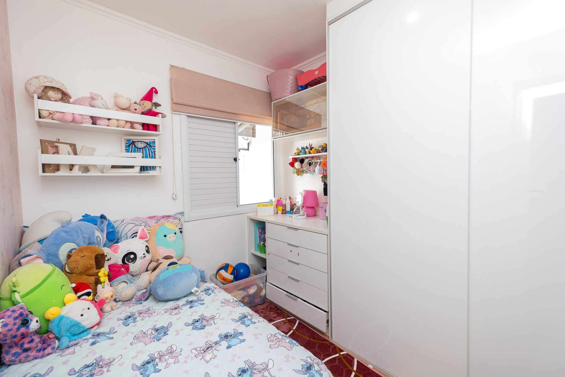 Casa à venda no Moradas Club 1, Três Vendas - 70 m², 3 quartos (sendo 1 suíte), lareira e cozinha planejada com churrasqueira. - 11