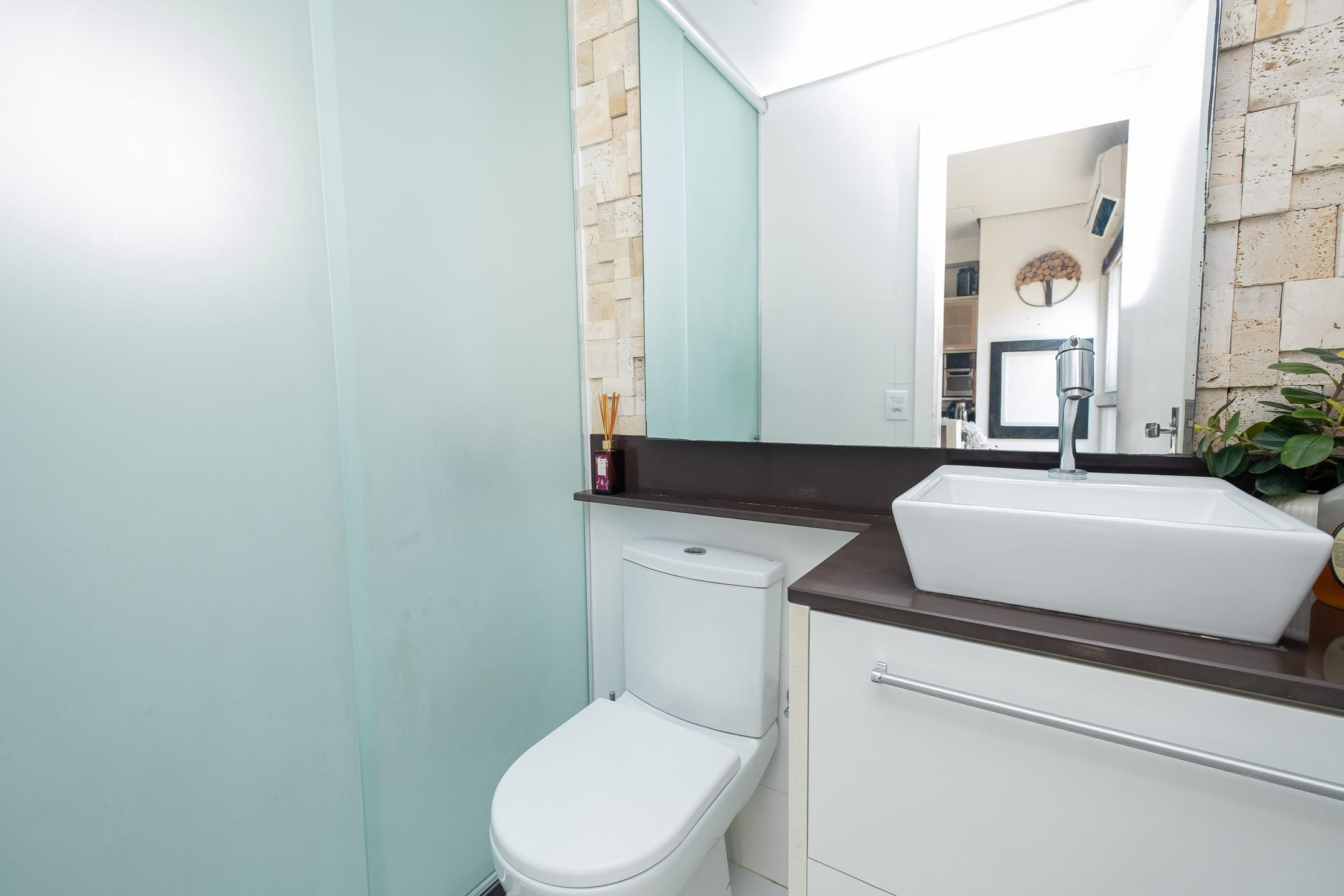 Casa à venda no Moradas Club 1, Três Vendas - 70 m², 3 quartos (sendo 1 suíte), lareira e cozinha planejada com churrasqueira. - 13