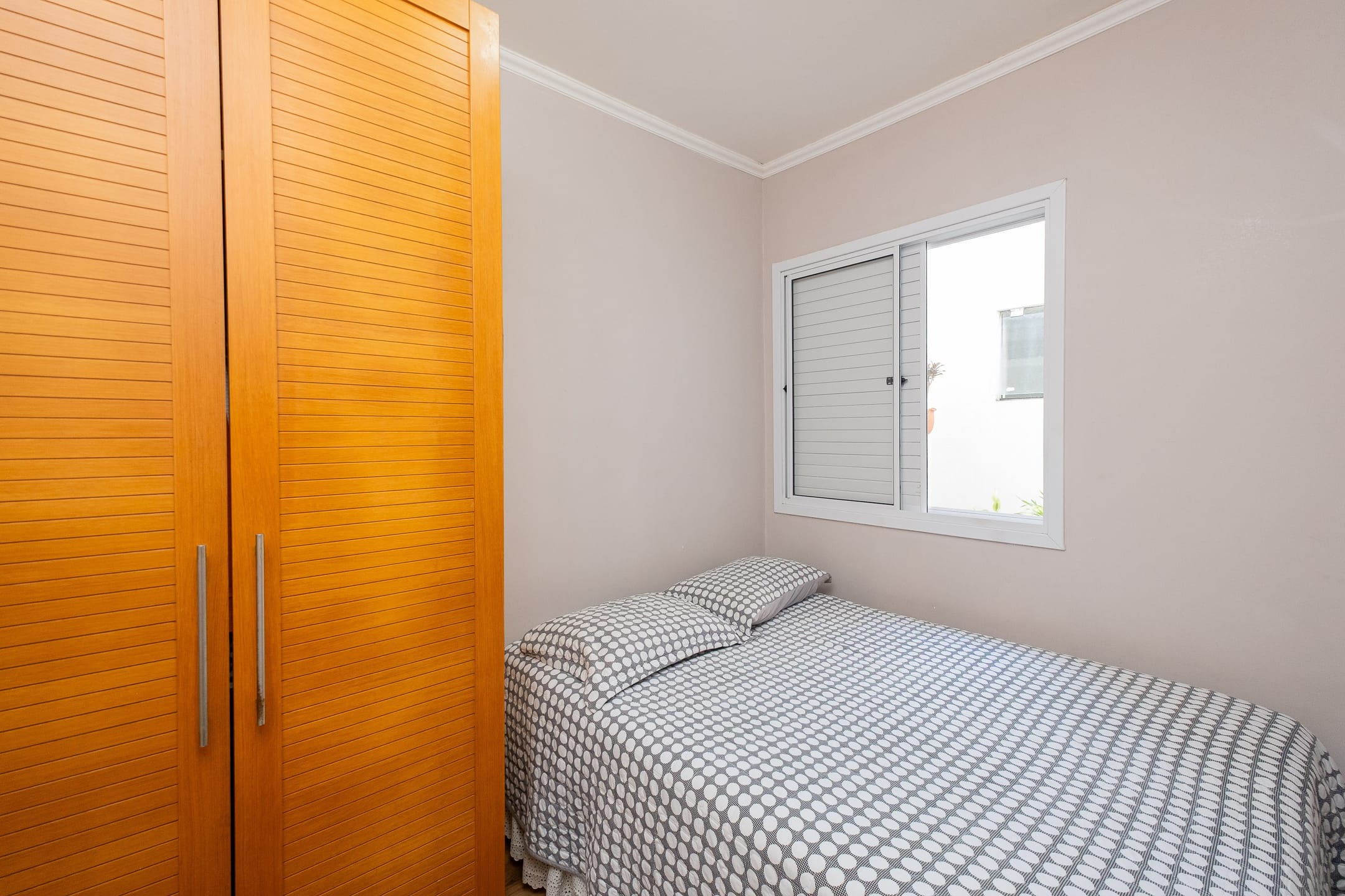 Casa à venda no Moradas Club 1, Três Vendas - 70 m², 3 quartos (sendo 1 suíte), lareira e cozinha planejada com churrasqueira. - 14