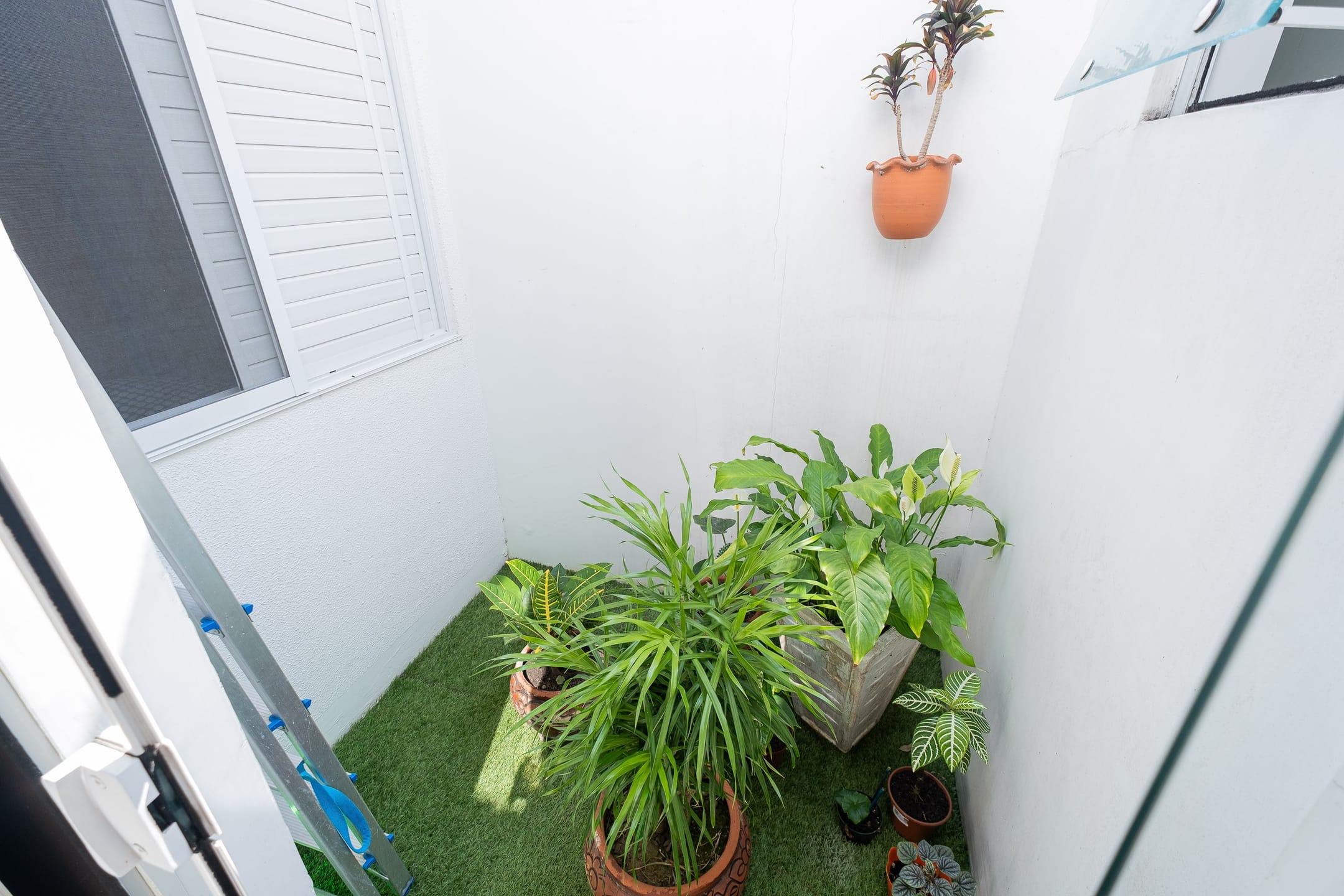Casa à venda no Moradas Club 1, Três Vendas - 70 m², 3 quartos (sendo 1 suíte), lareira e cozinha planejada com churrasqueira. - 16