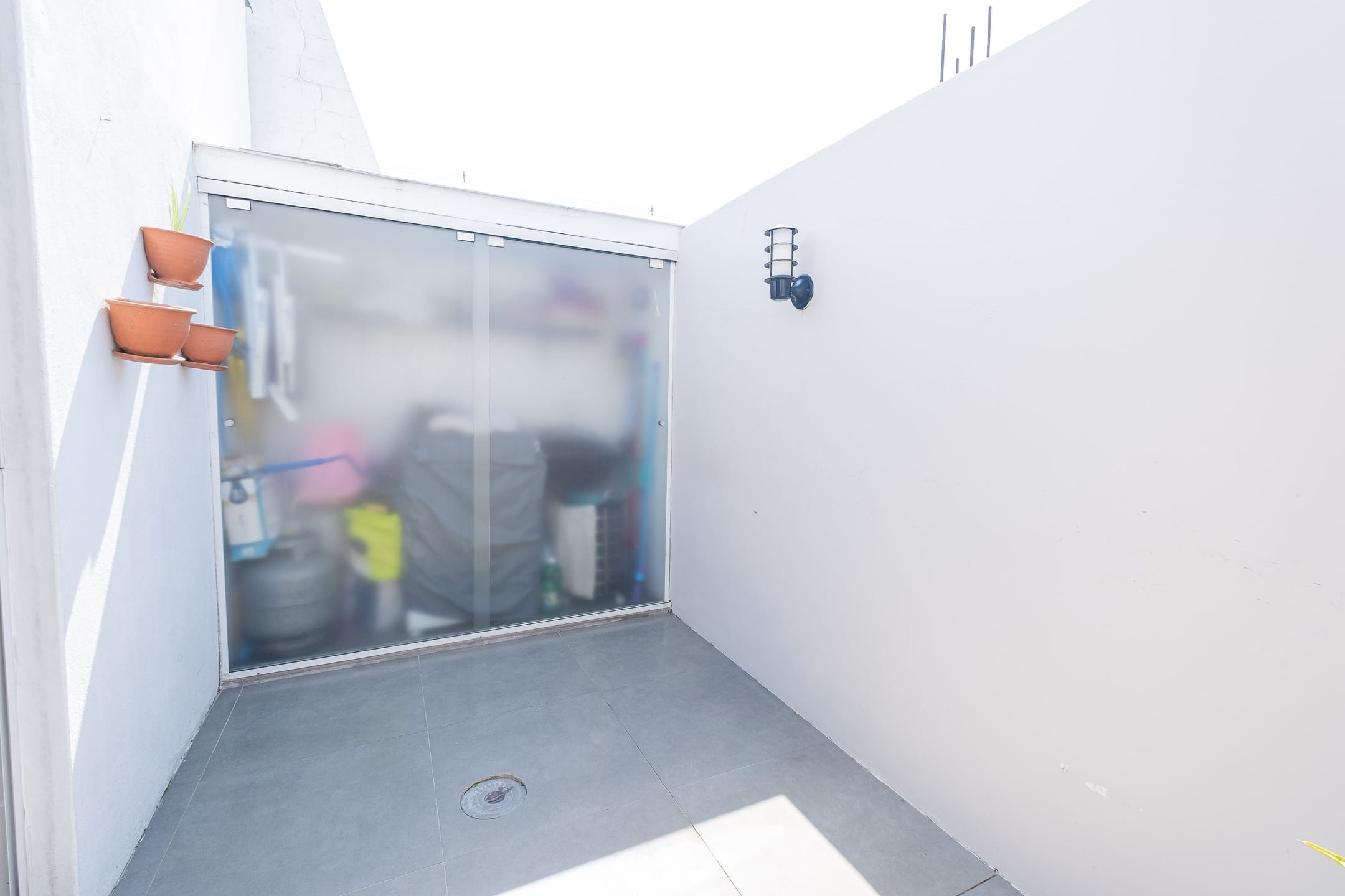 Casa à venda no Moradas Club 1, Três Vendas - 70 m², 3 quartos (sendo 1 suíte), lareira e cozinha planejada com churrasqueira. - 17