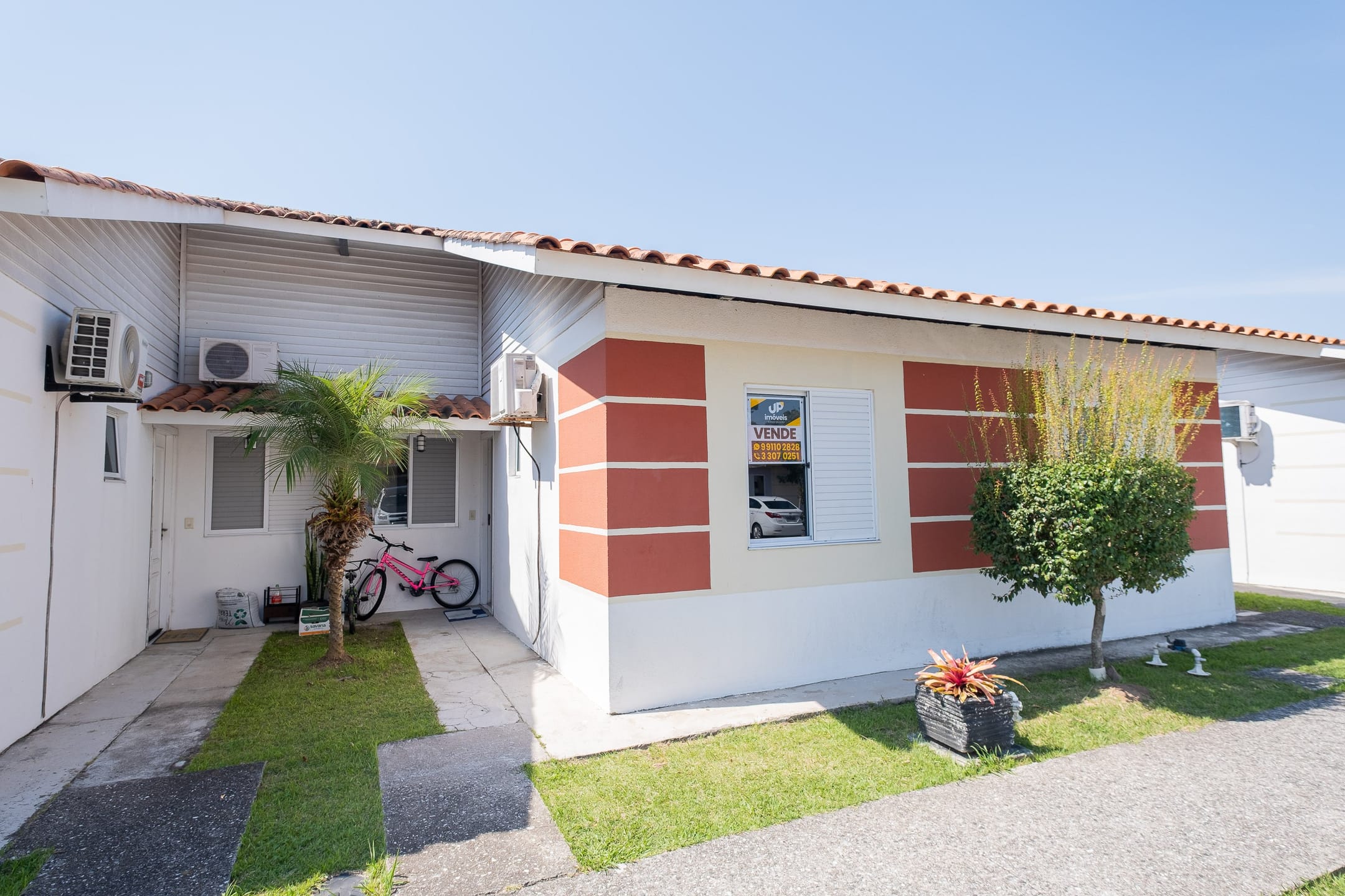 Casa à venda no Moradas Club 1, Três Vendas - 70 m², 3 quartos (sendo 1 suíte), lareira e cozinha planejada com churrasqueira. - 18