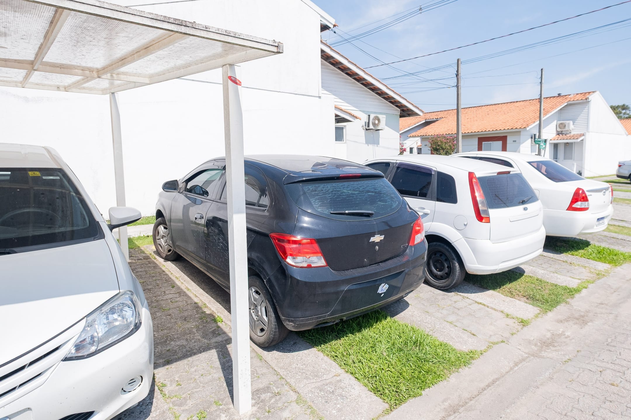 Casa à venda no Moradas Club 1, Três Vendas - 70 m², 3 quartos (sendo 1 suíte), lareira e cozinha planejada com churrasqueira. - 19
