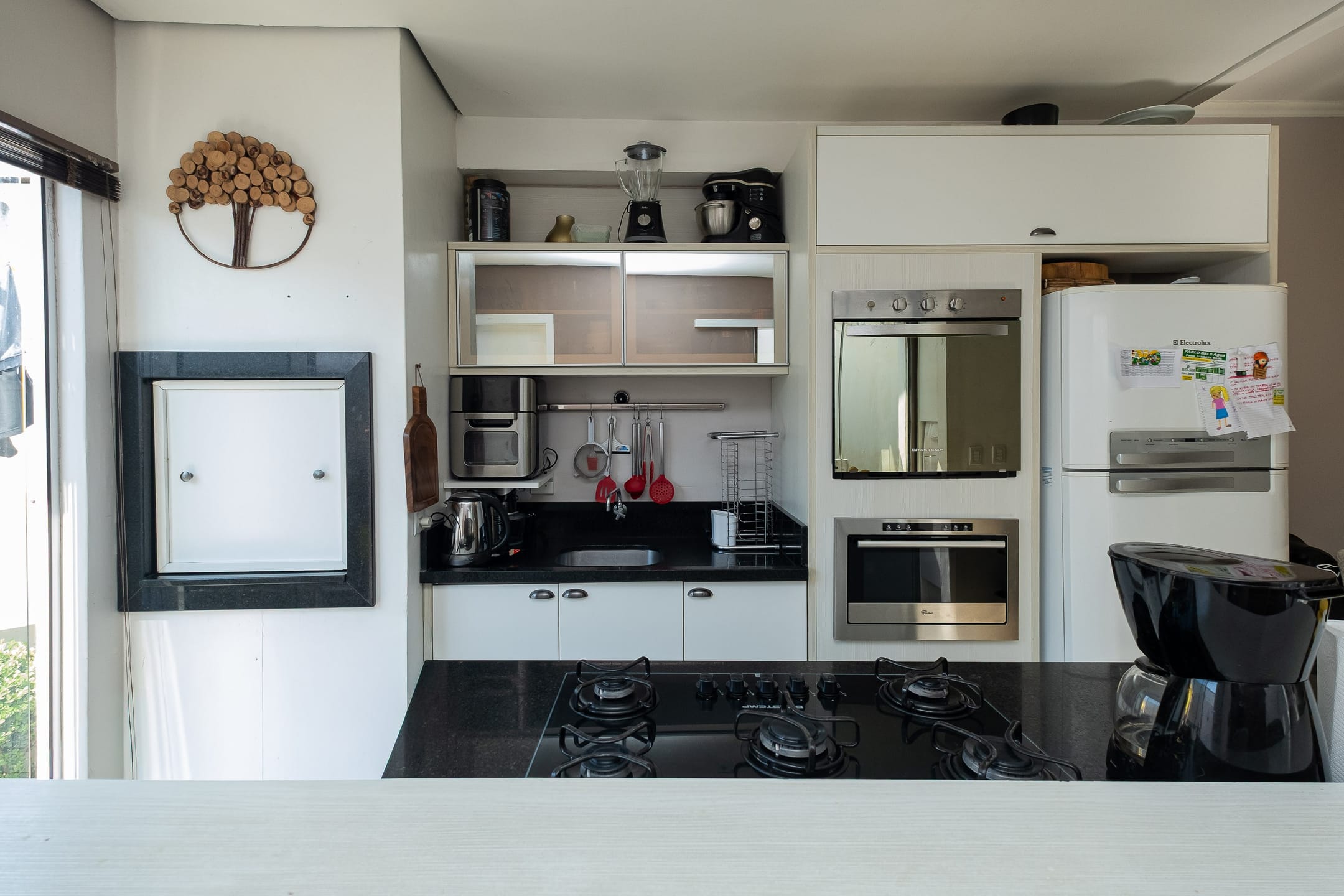 Casa à venda no Moradas Club 1, Três Vendas - 70 m², 3 quartos (sendo 1 suíte), lareira e cozinha planejada com churrasqueira. - 6