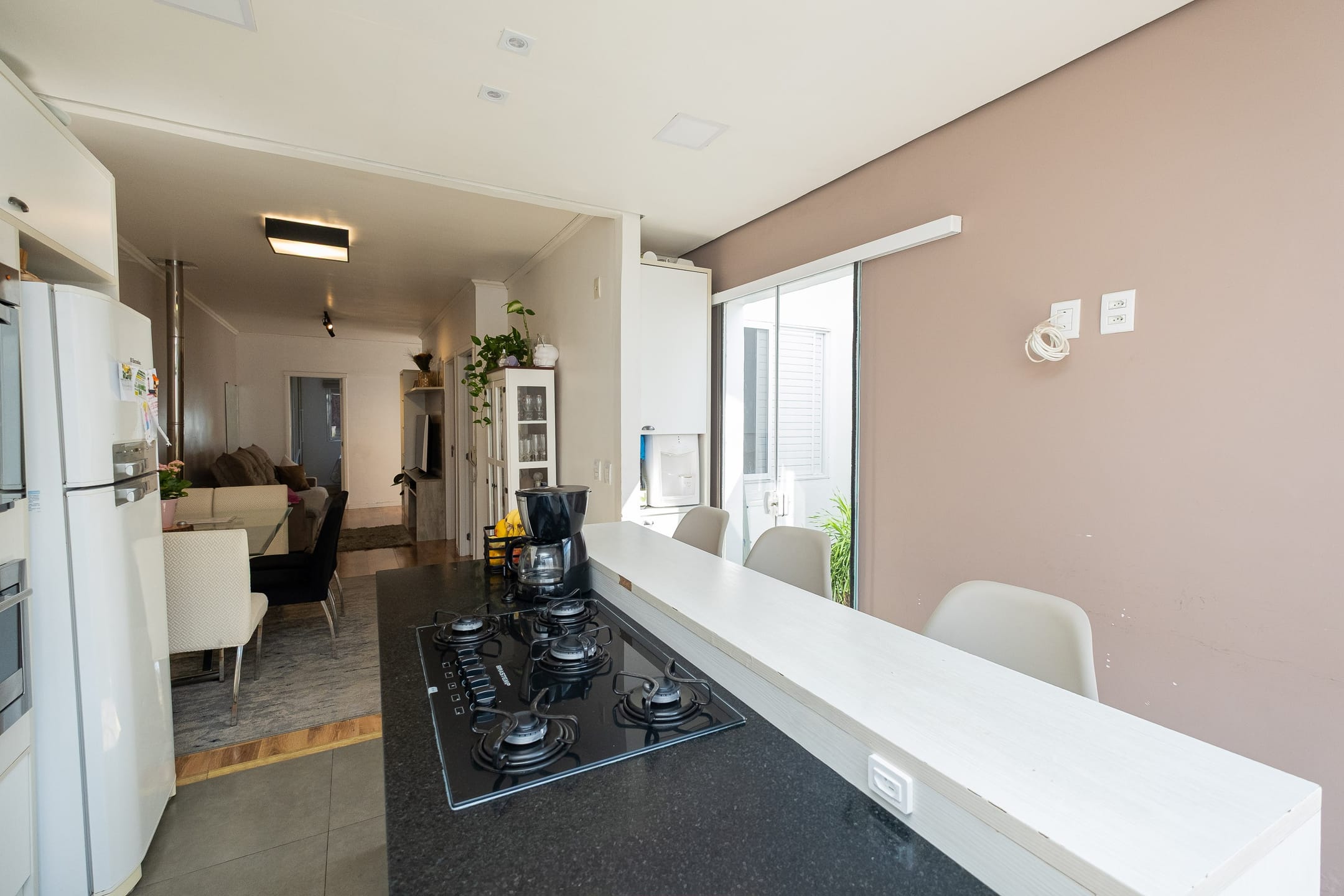 Casa à venda no Moradas Club 1, Três Vendas - 70 m², 3 quartos (sendo 1 suíte), lareira e cozinha planejada com churrasqueira. - 7