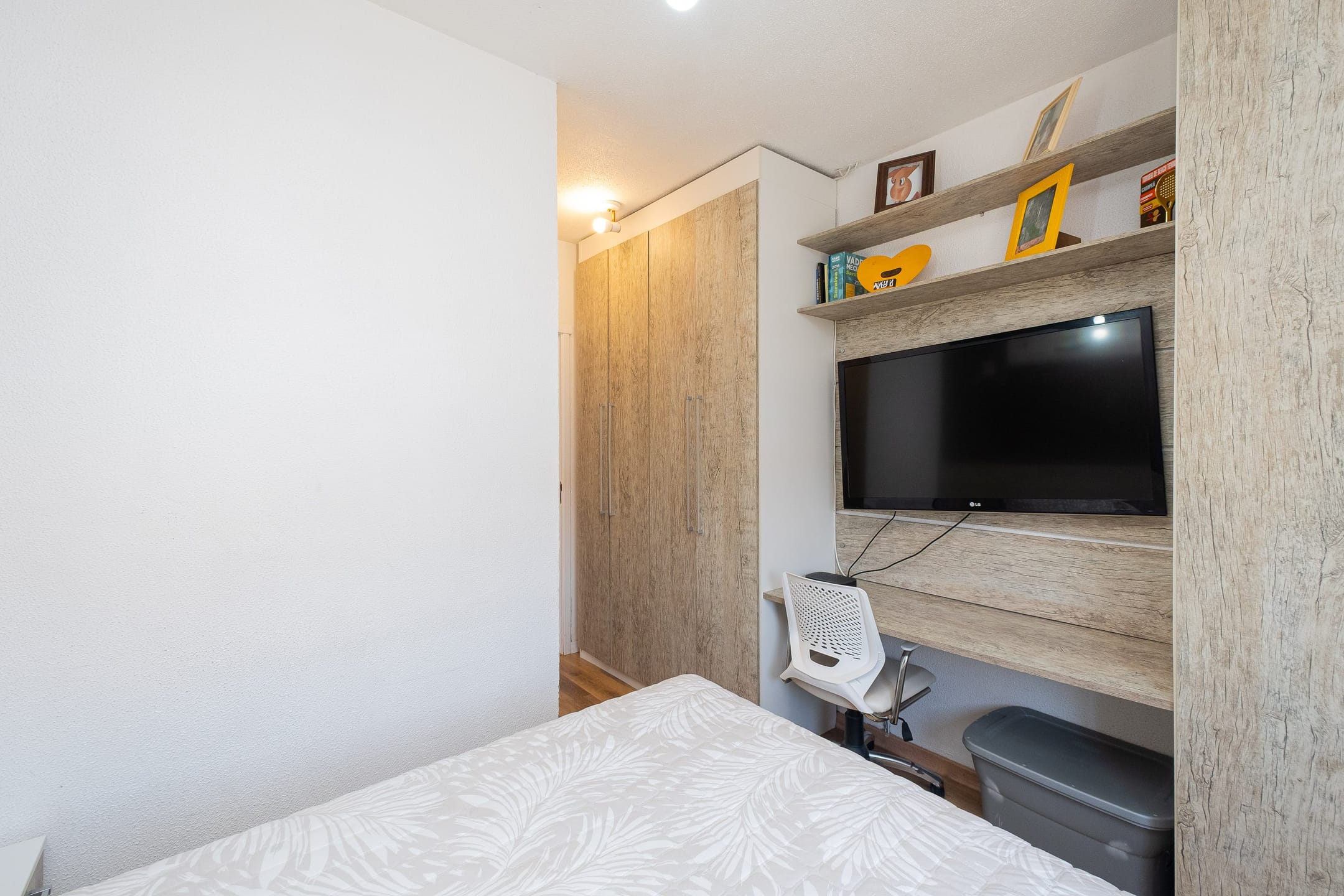 Casa à venda no Moradas Club 1, Três Vendas - 70 m², 3 quartos (sendo 1 suíte), lareira e cozinha planejada com churrasqueira. - 9