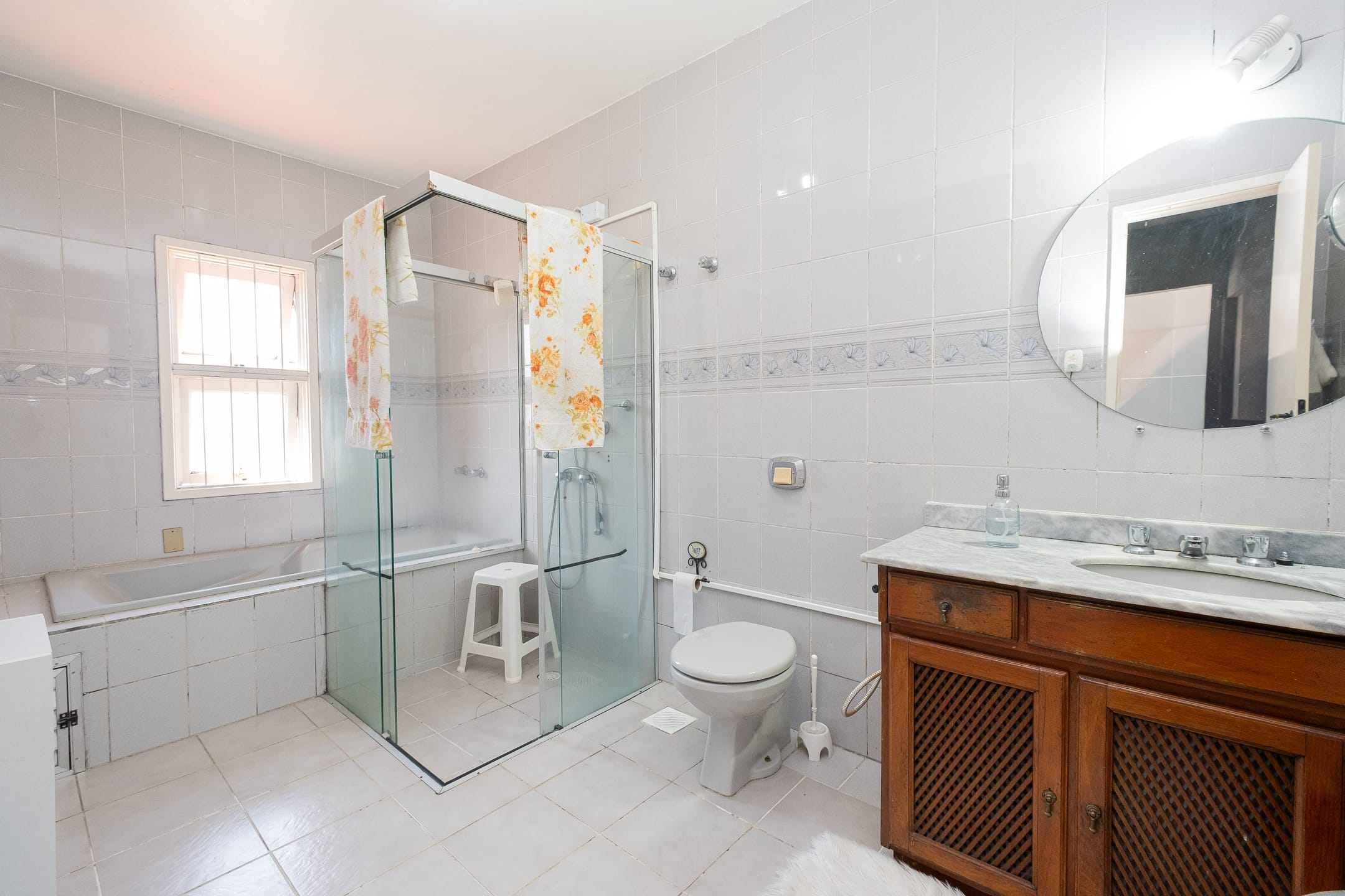Casa à venda no centro de Pelotas - 322 m², 4 quartos (sendo 2 suítes), área gourmet com churrasqueira e amplo pátio com piscina. - 24