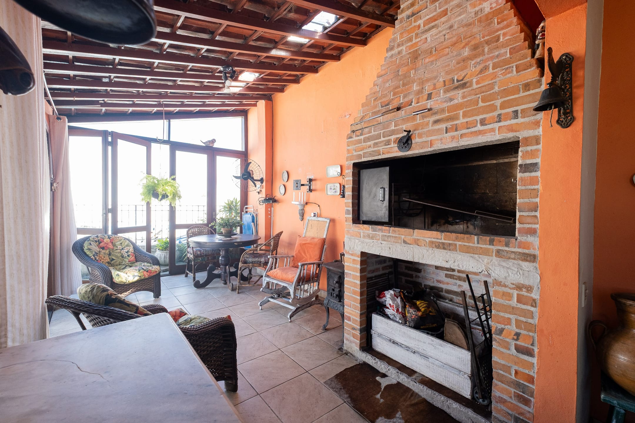 Casa à venda no centro de Pelotas - 322 m², 4 quartos (sendo 2 suítes), área gourmet com churrasqueira e amplo pátio com piscina. - 27