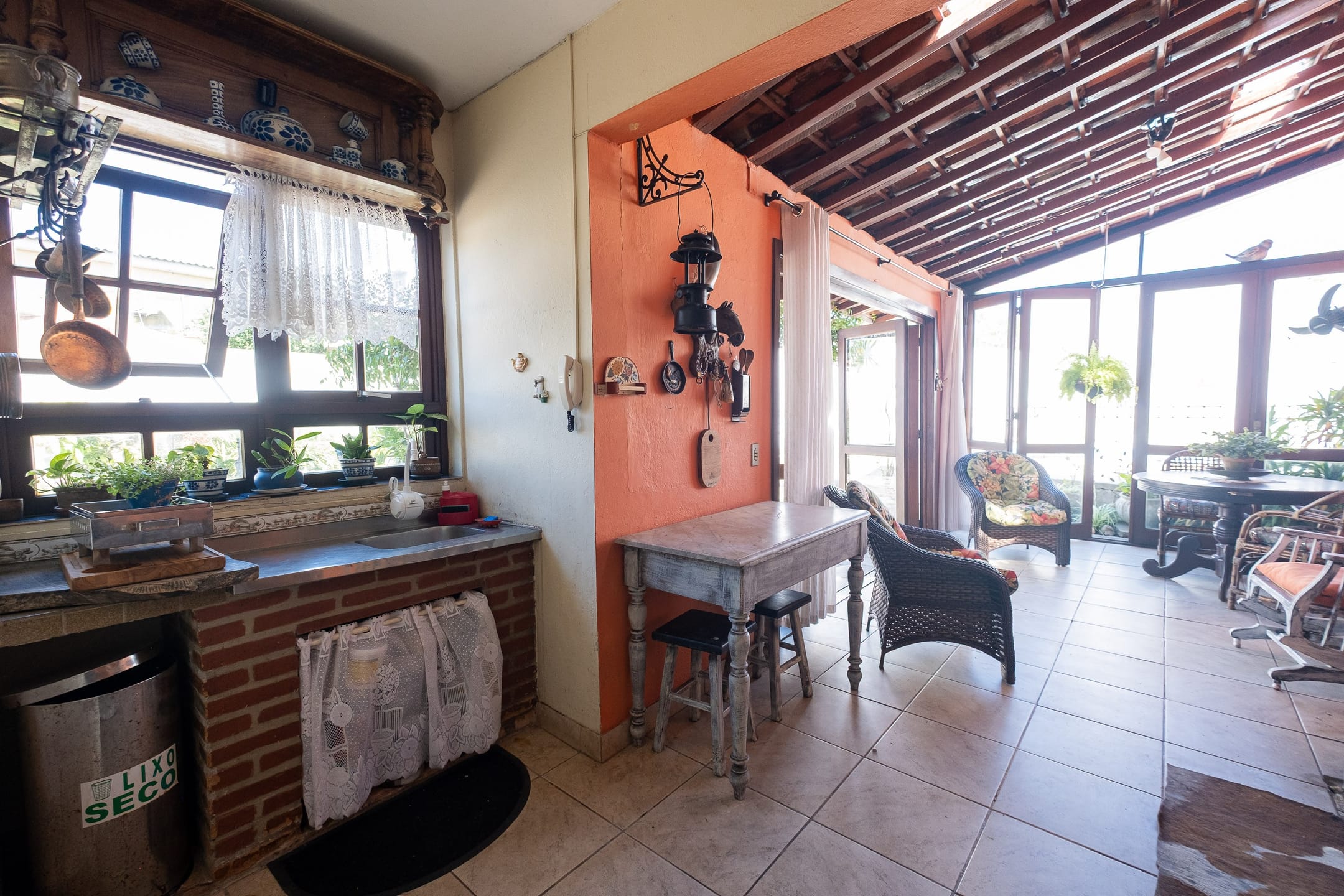 Casa à venda no centro de Pelotas - 322 m², 4 quartos (sendo 2 suítes), área gourmet com churrasqueira e amplo pátio com piscina. - 28