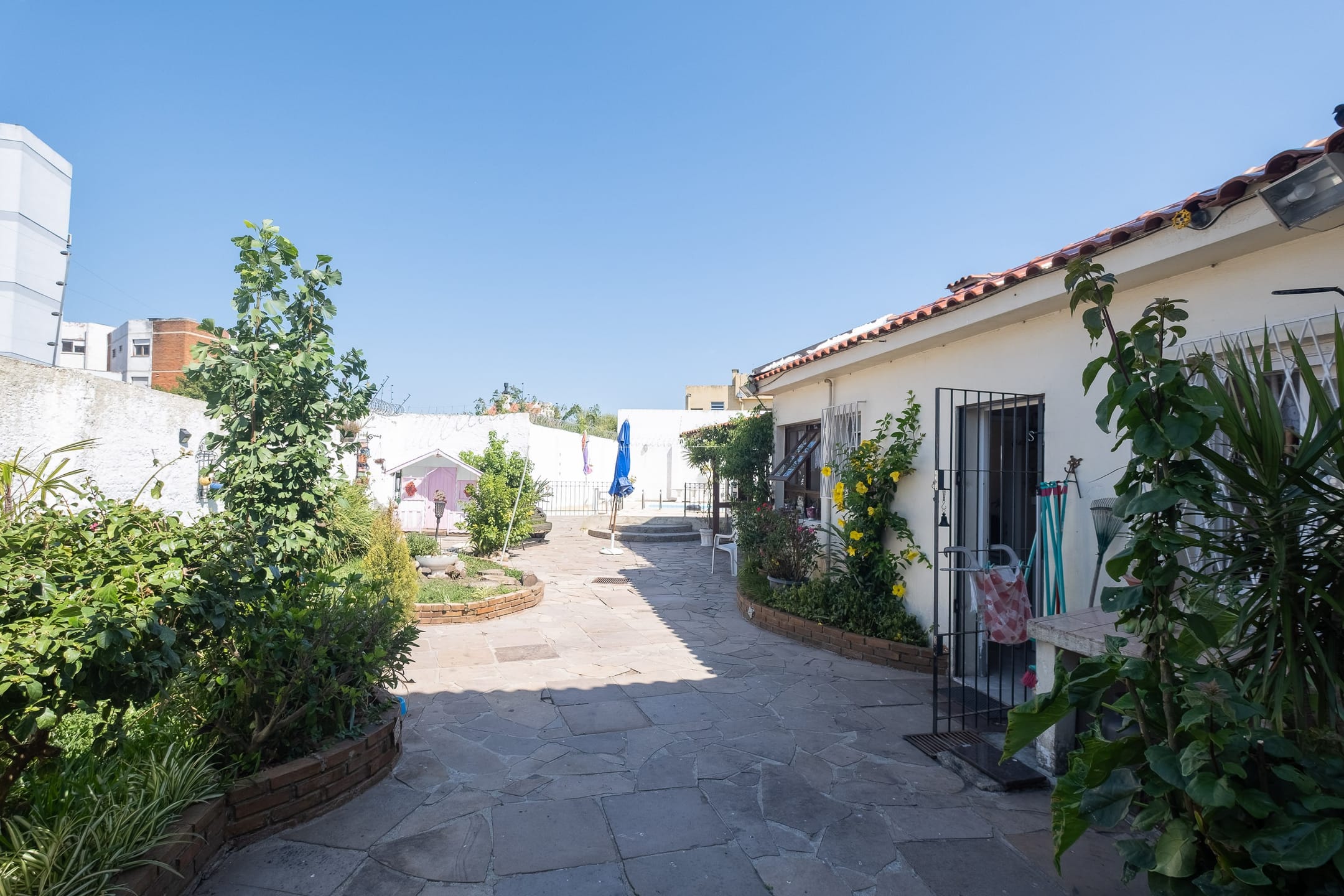 Casa à venda no centro de Pelotas - 322 m², 4 quartos (sendo 2 suítes), área gourmet com churrasqueira e amplo pátio com piscina. - 30