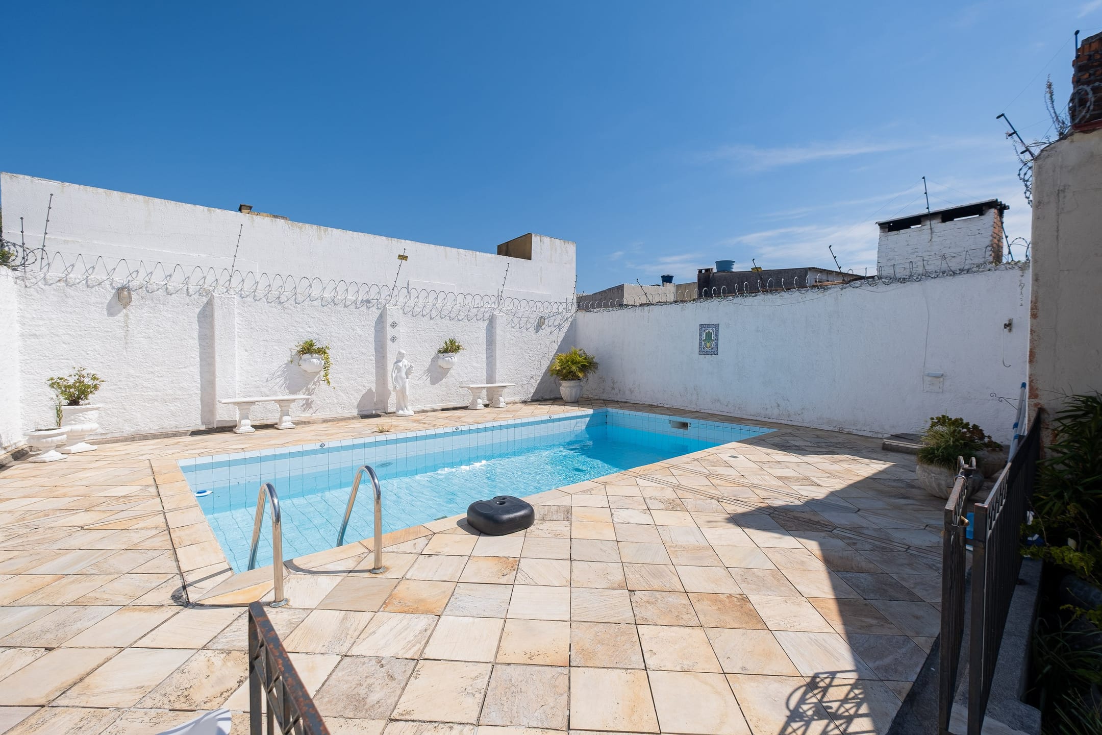 Casa à venda no centro de Pelotas - 322 m², 4 quartos (sendo 2 suítes), área gourmet com churrasqueira e amplo pátio com piscina. - 32