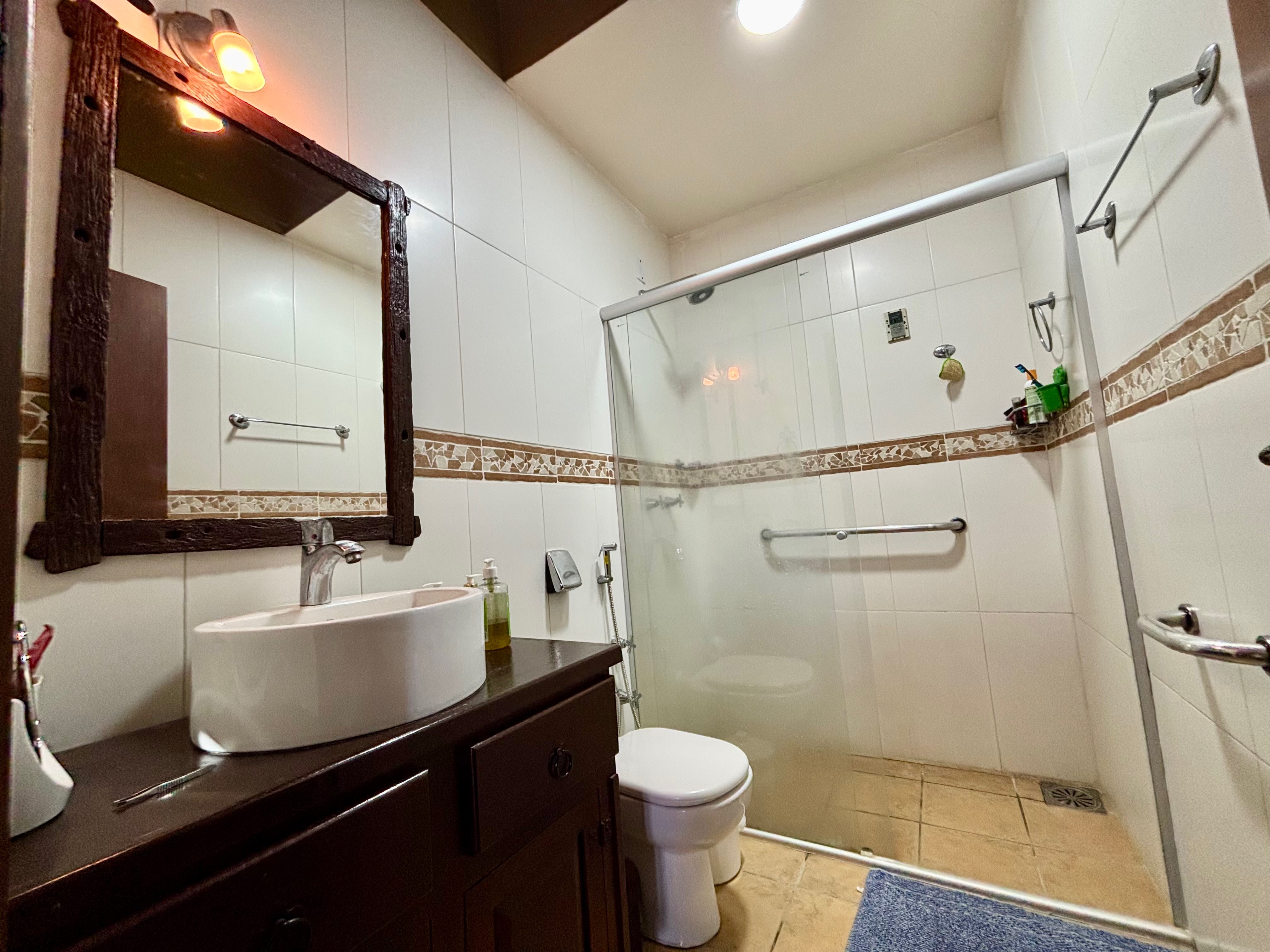 Casa à venda no Laranjal, Pelotas - 210 m², 2 quartos, cozinha planejada e amplo pátio com área gourmet, piscina e árvores frutíferas. - 9