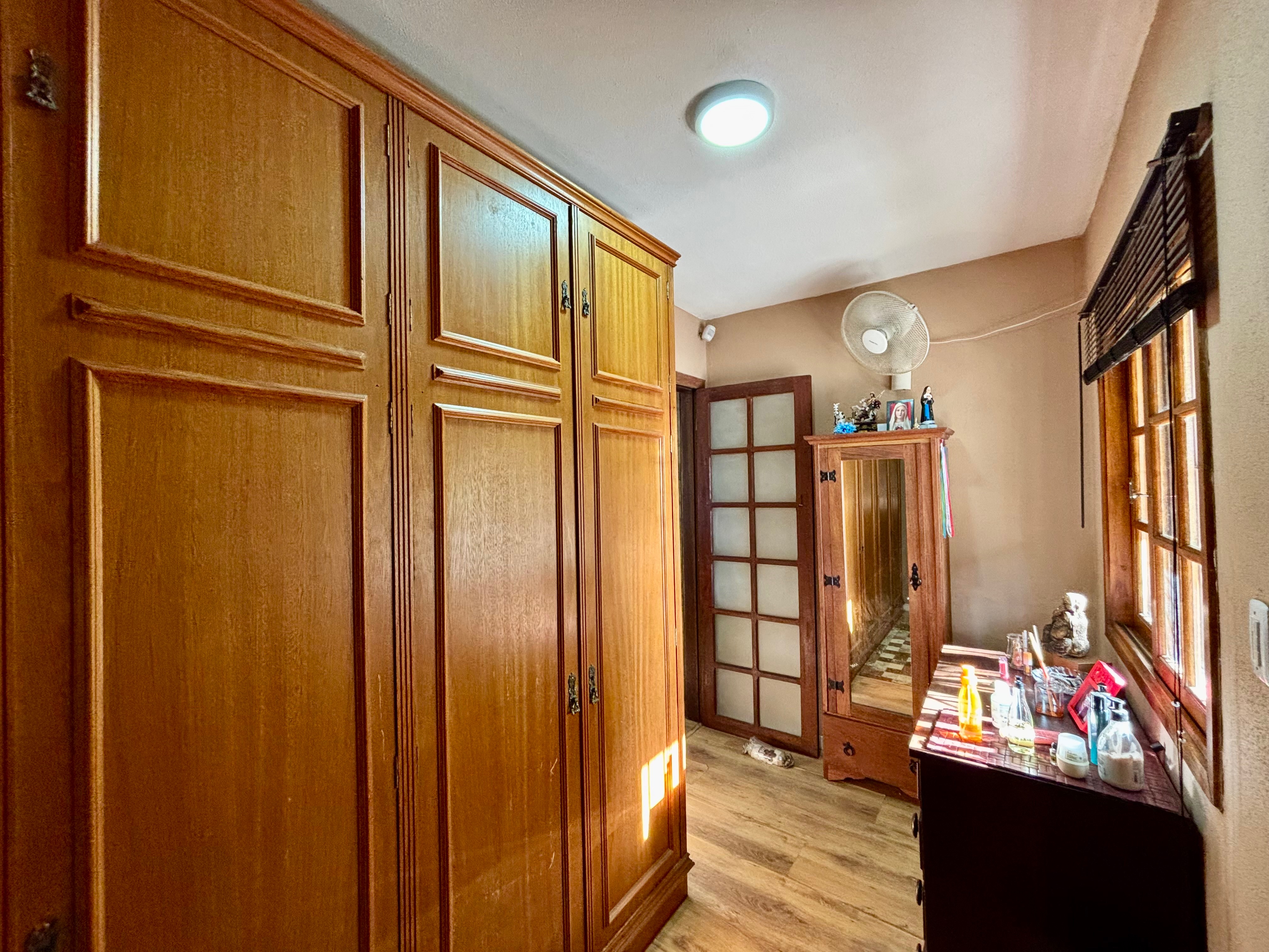 Casa à venda no Laranjal, Pelotas - 210 m², 2 quartos, cozinha planejada e amplo pátio com área gourmet, piscina e árvores frutíferas. - 6