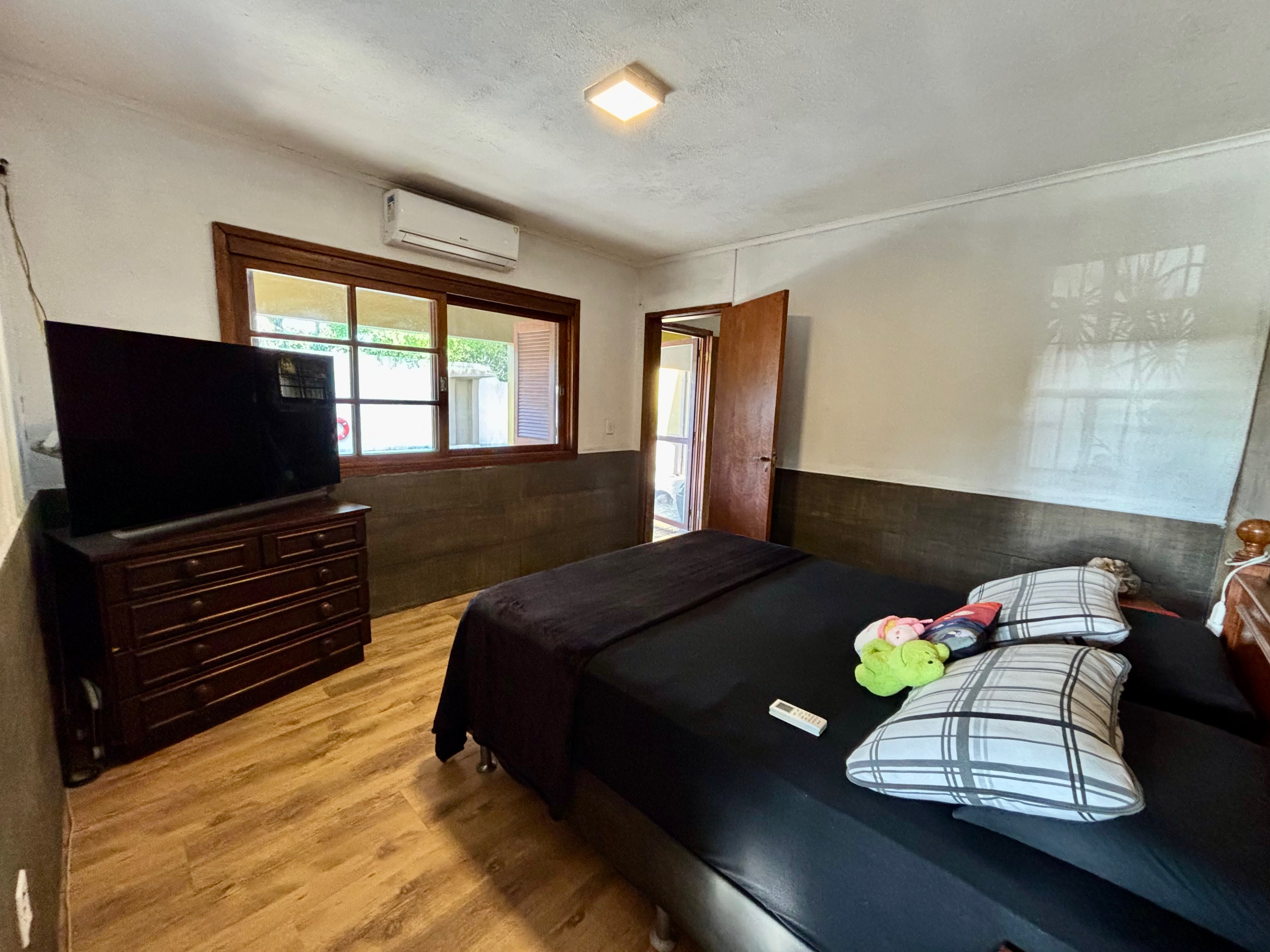 Casa à venda no Laranjal, Pelotas - 210 m², 2 quartos, cozinha planejada e amplo pátio com área gourmet, piscina e árvores frutíferas. - 8