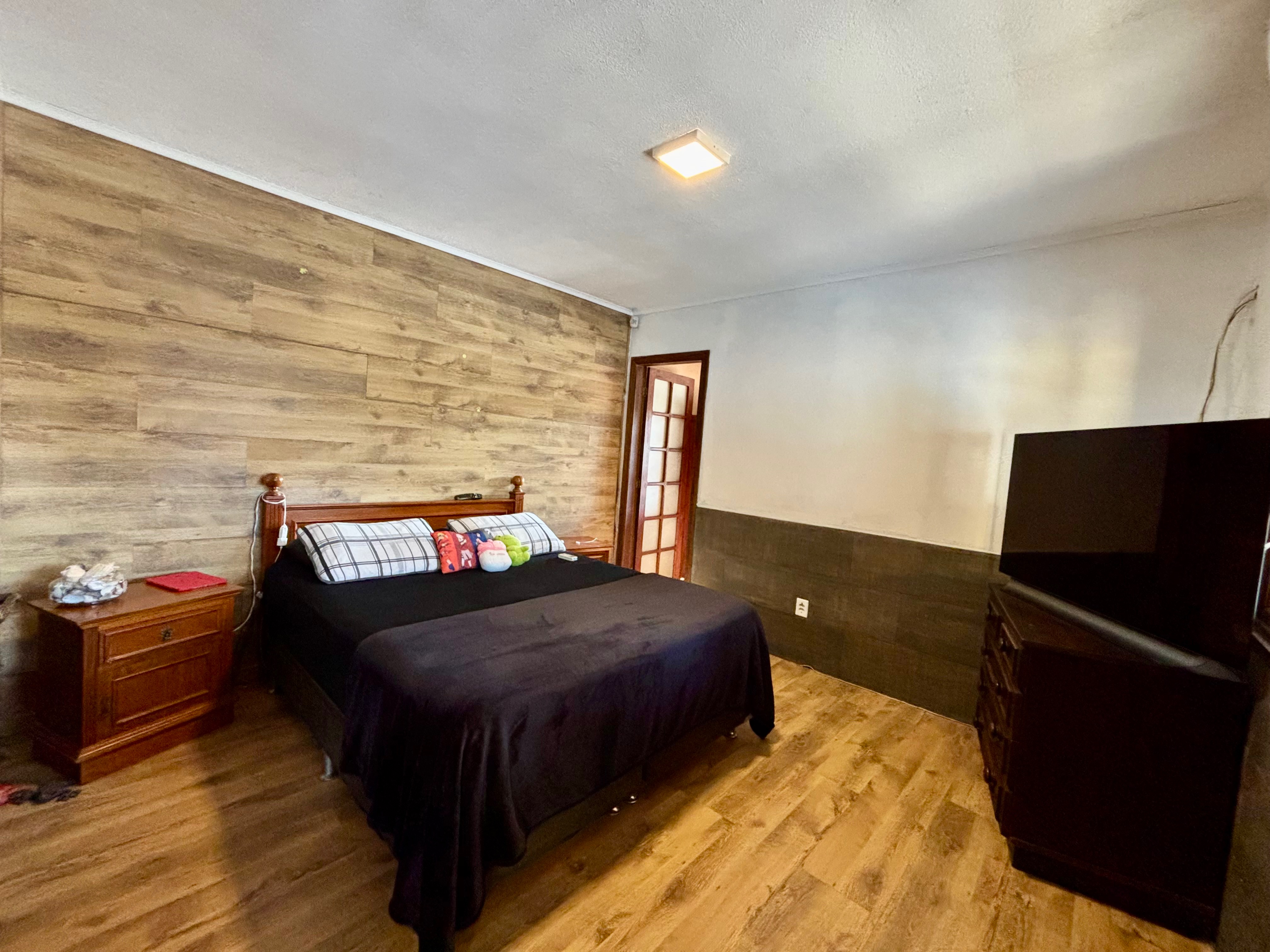 Casa à venda no Laranjal, Pelotas - 210 m², 2 quartos, cozinha planejada e amplo pátio com área gourmet, piscina e árvores frutíferas. - 7