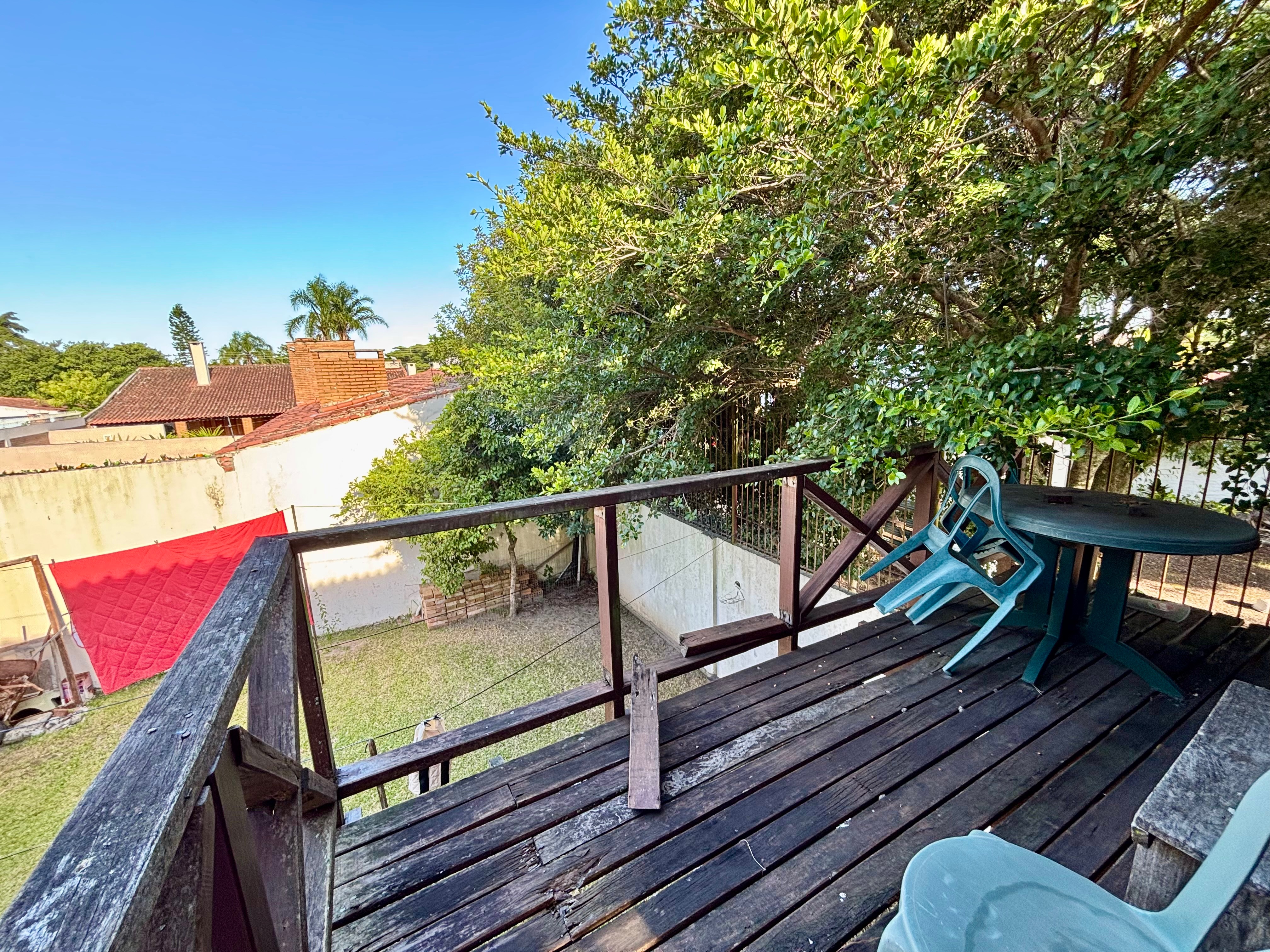 Casa à venda no Laranjal, Pelotas - 210 m², 2 quartos, cozinha planejada e amplo pátio com área gourmet, piscina e árvores frutíferas. - 12