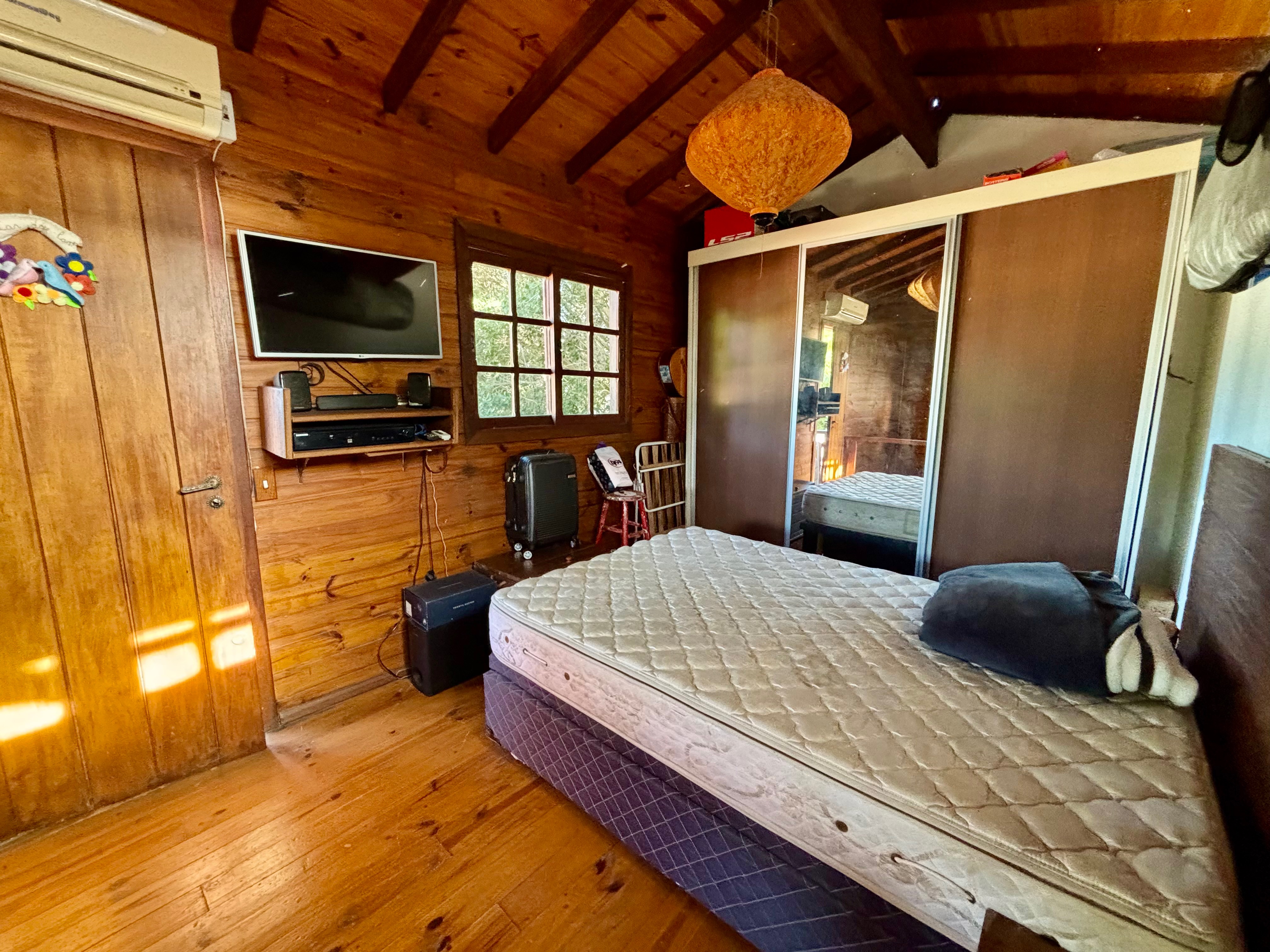 Casa à venda no Laranjal, Pelotas - 210 m², 2 quartos, cozinha planejada e amplo pátio com área gourmet, piscina e árvores frutíferas. - 11
