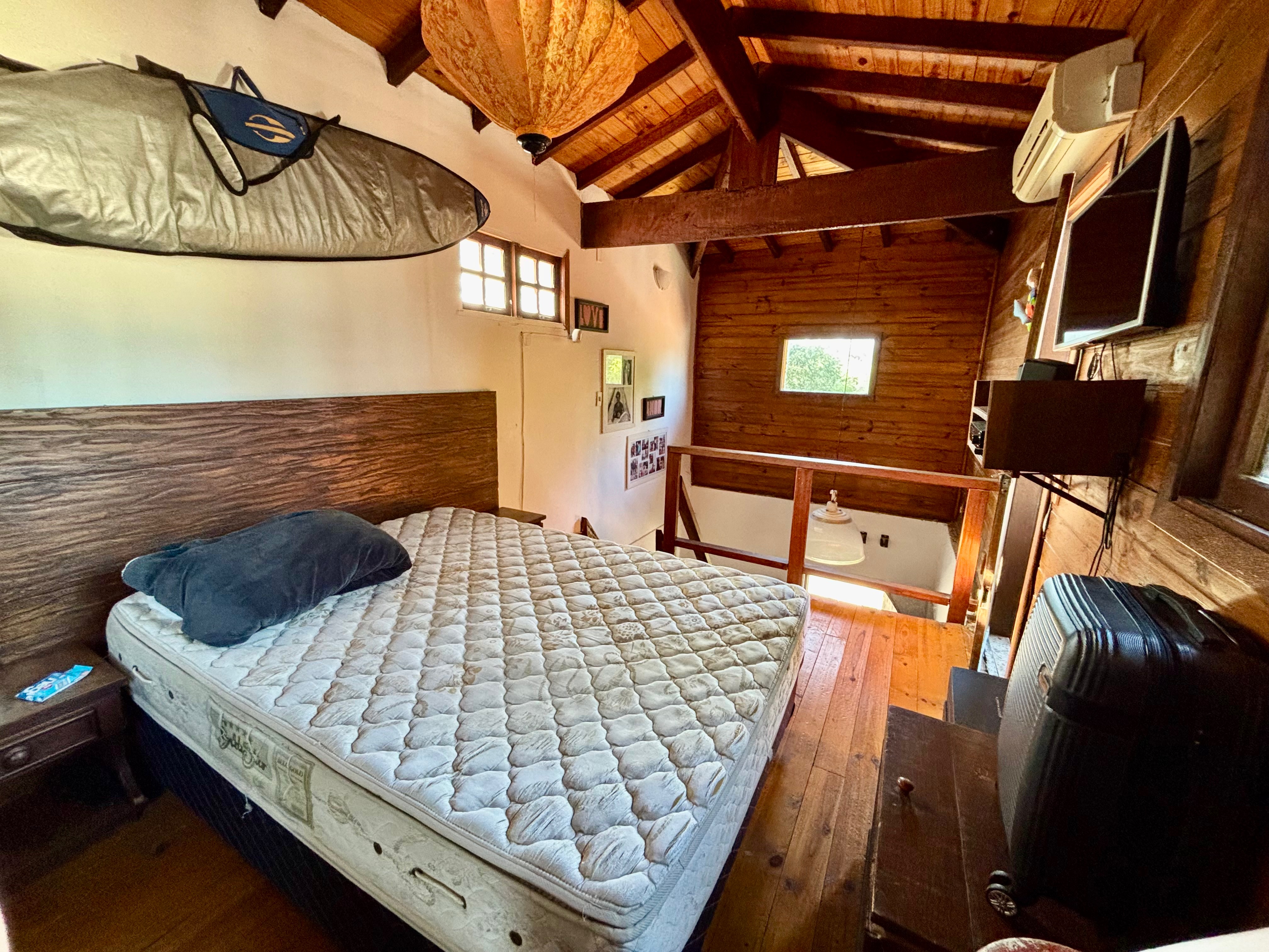 Casa à venda no Laranjal, Pelotas - 210 m², 2 quartos, cozinha planejada e amplo pátio com área gourmet, piscina e árvores frutíferas. - 10