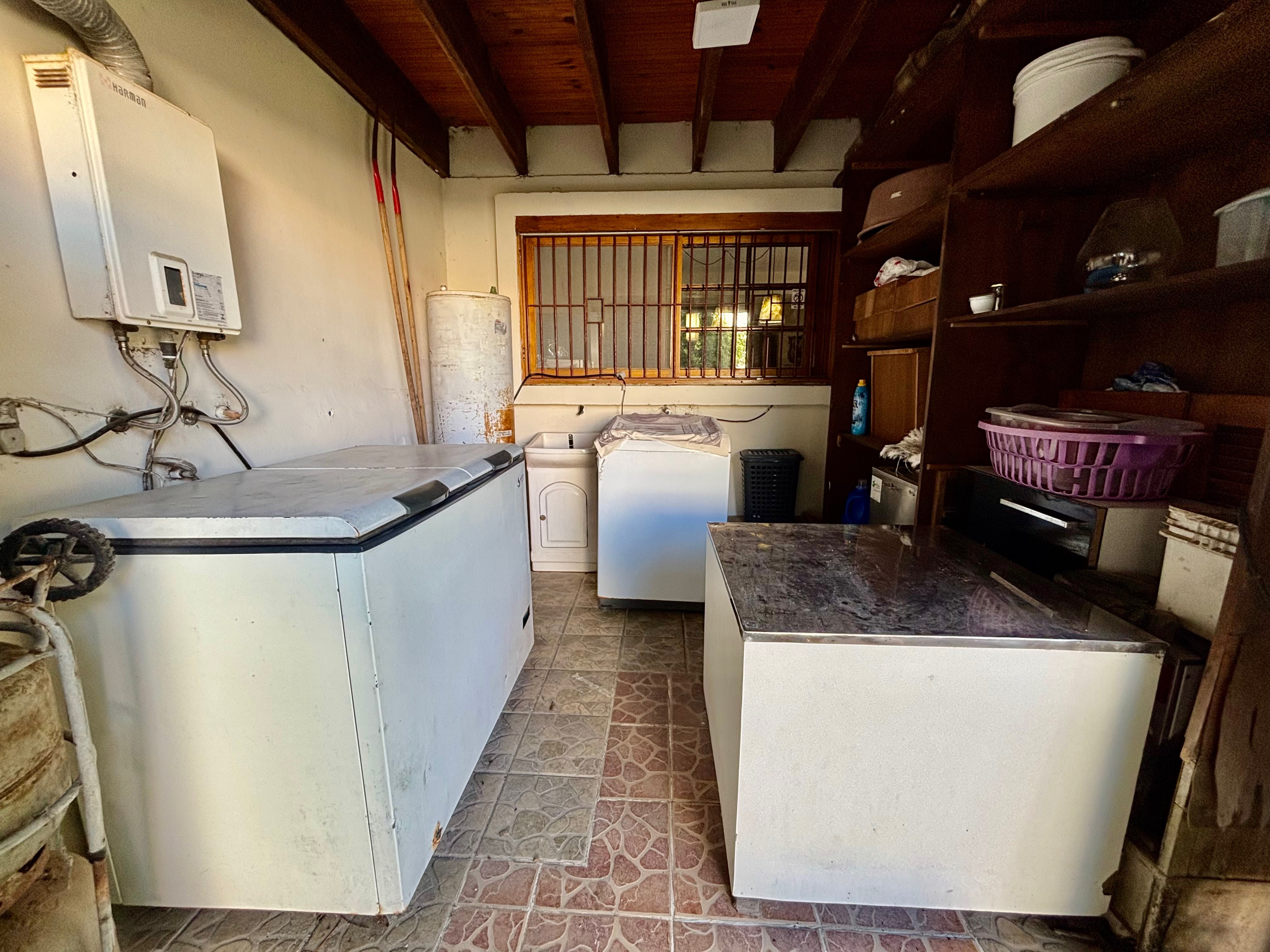 Casa à venda no Laranjal, Pelotas - 210 m², 2 quartos, cozinha planejada e amplo pátio com área gourmet, piscina e árvores frutíferas. - 14