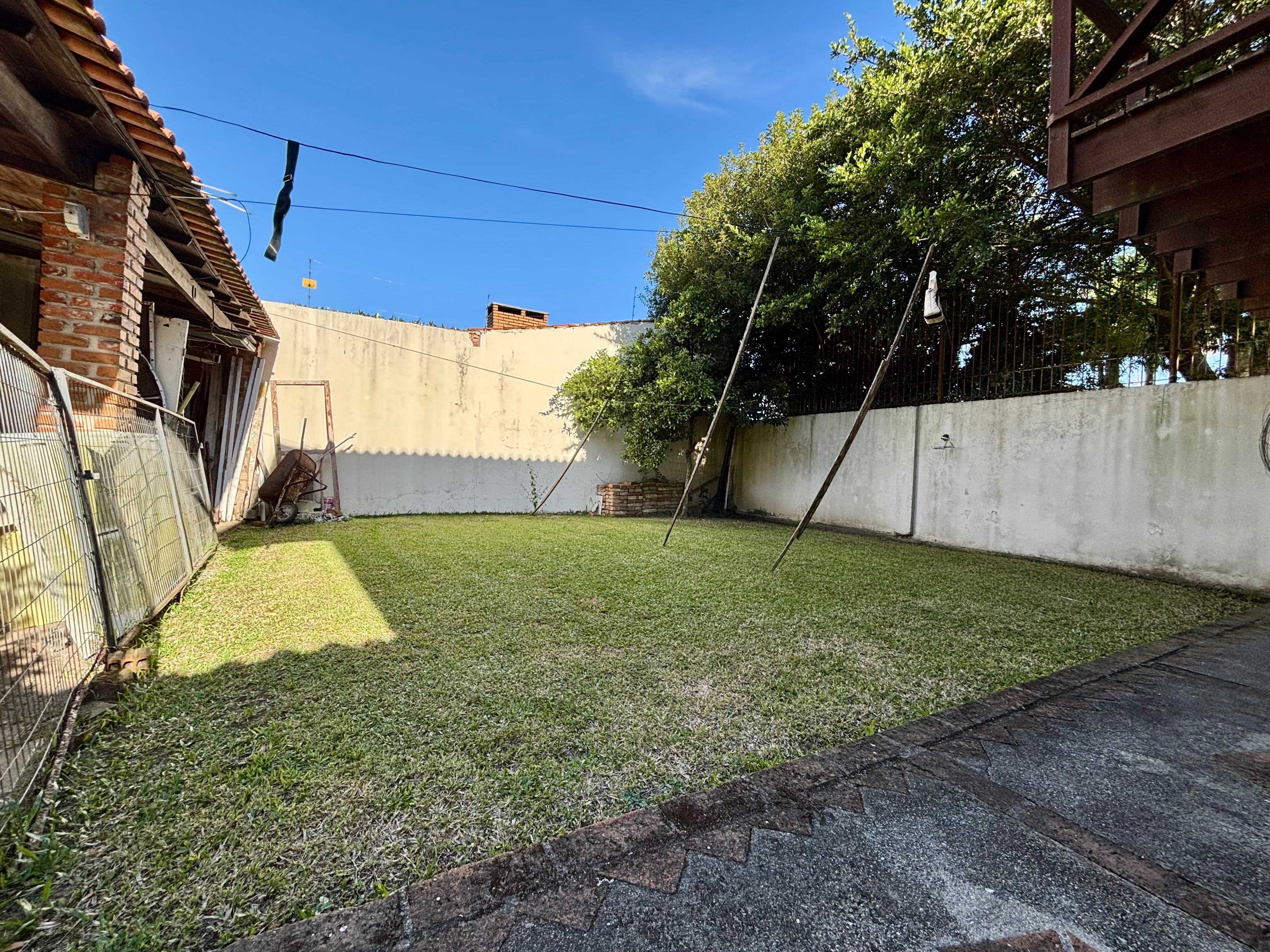 Casa à venda no Laranjal, Pelotas - 210 m², 2 quartos, cozinha planejada e amplo pátio com área gourmet, piscina e árvores frutíferas. - 13