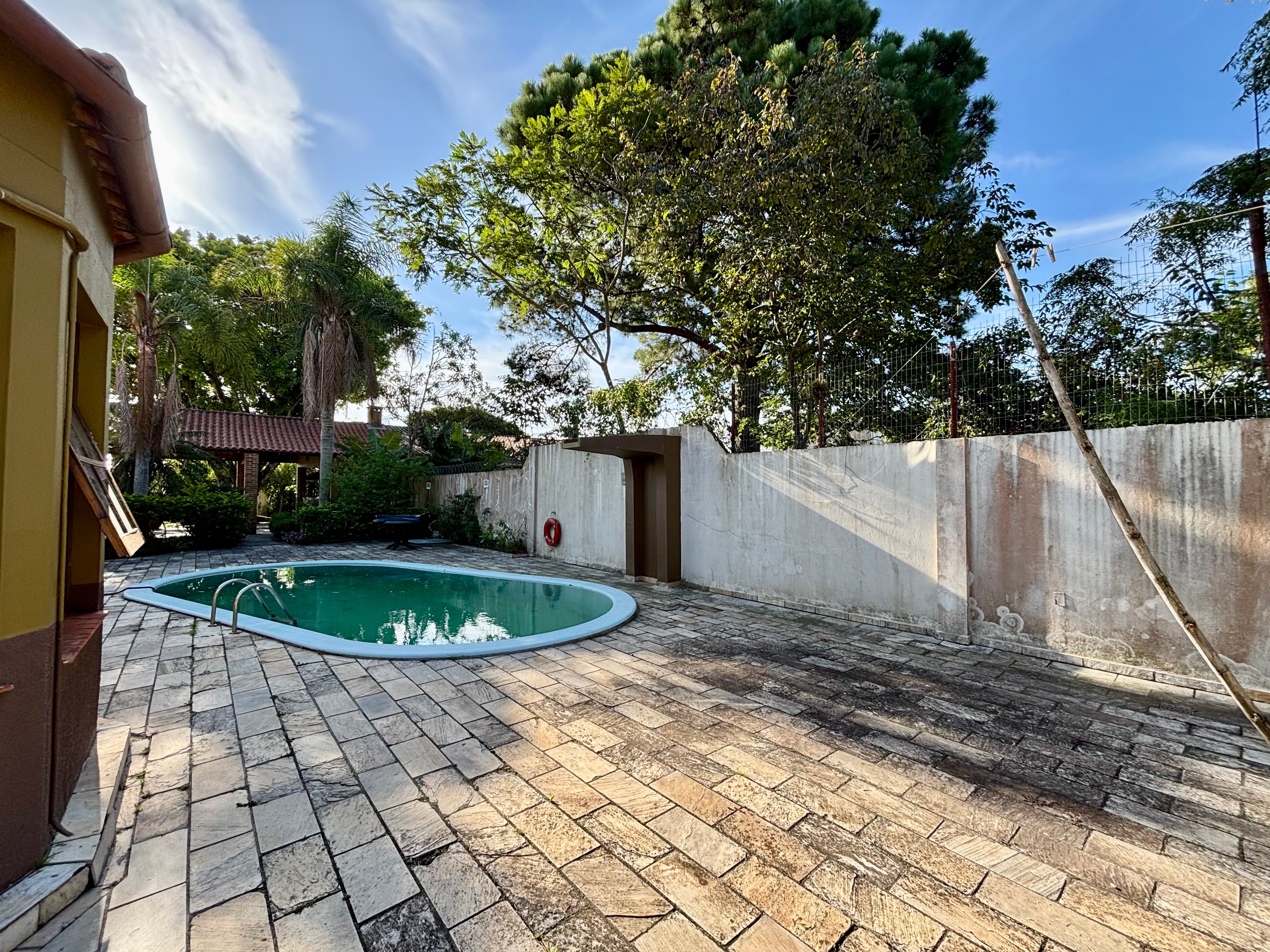 Casa à venda no Laranjal, Pelotas - 210 m², 2 quartos, cozinha planejada e amplo pátio com área gourmet, piscina e árvores frutíferas. - 20