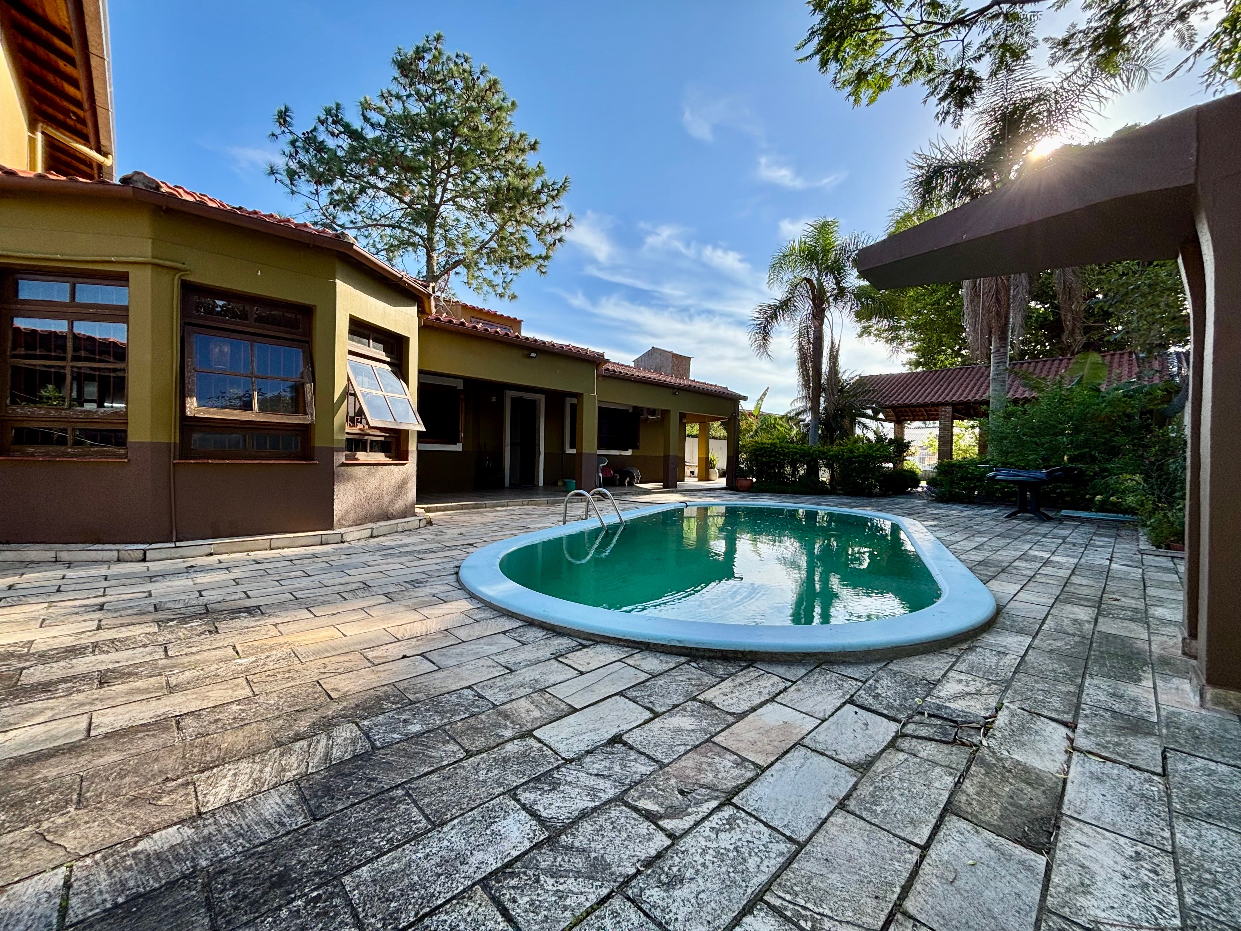 Casa à venda no Laranjal, Pelotas - 210 m², 2 quartos, cozinha planejada e amplo pátio com área gourmet, piscina e árvores frutíferas. - 19