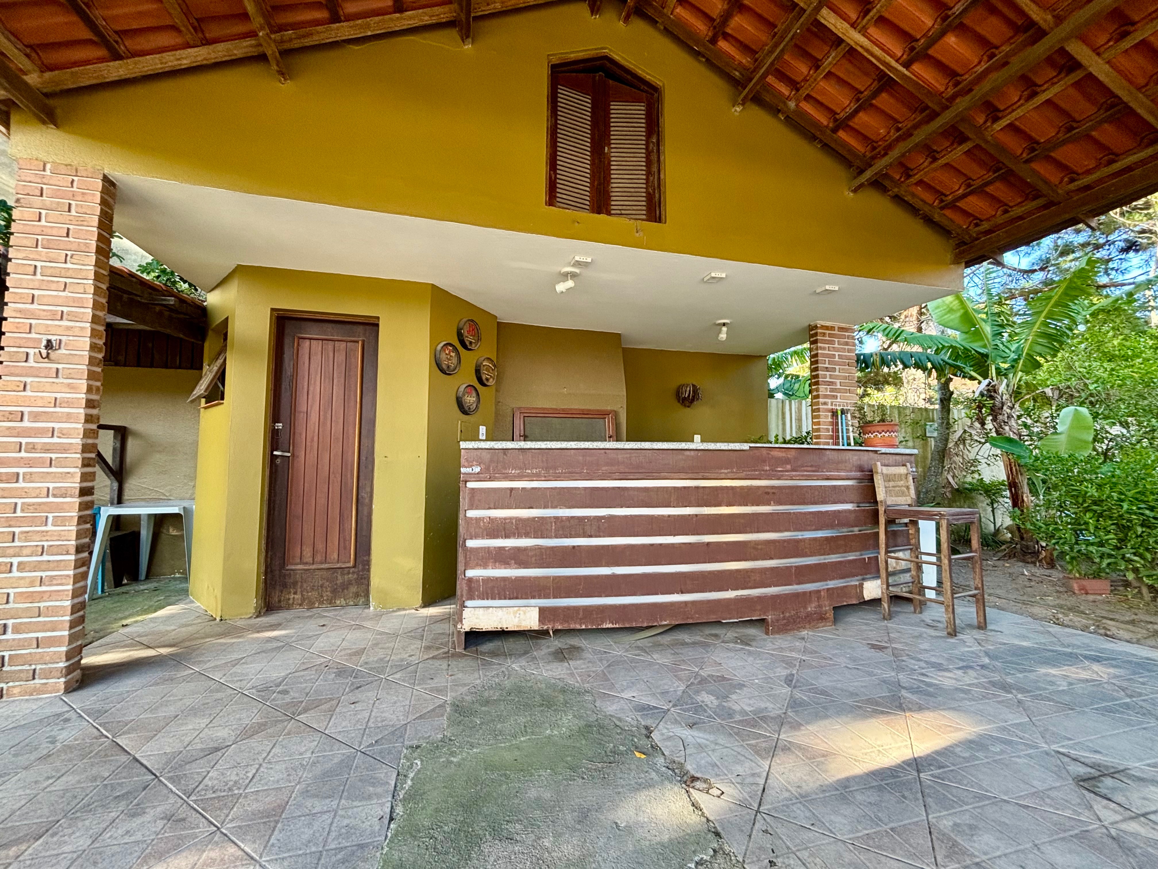 Casa à venda no Laranjal, Pelotas - 210 m², 2 quartos, cozinha planejada e amplo pátio com área gourmet, piscina e árvores frutíferas. - 16