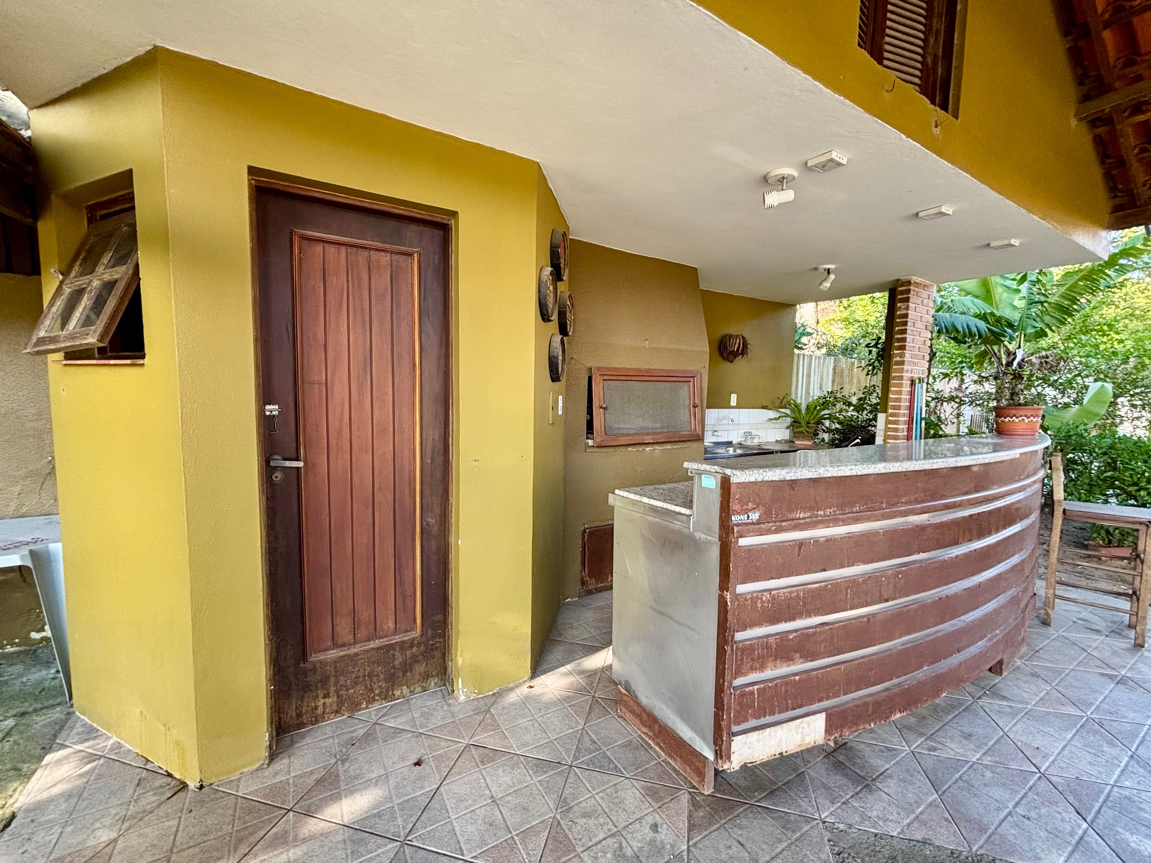 Casa à venda no Laranjal, Pelotas - 210 m², 2 quartos, cozinha planejada e amplo pátio com área gourmet, piscina e árvores frutíferas. - 17