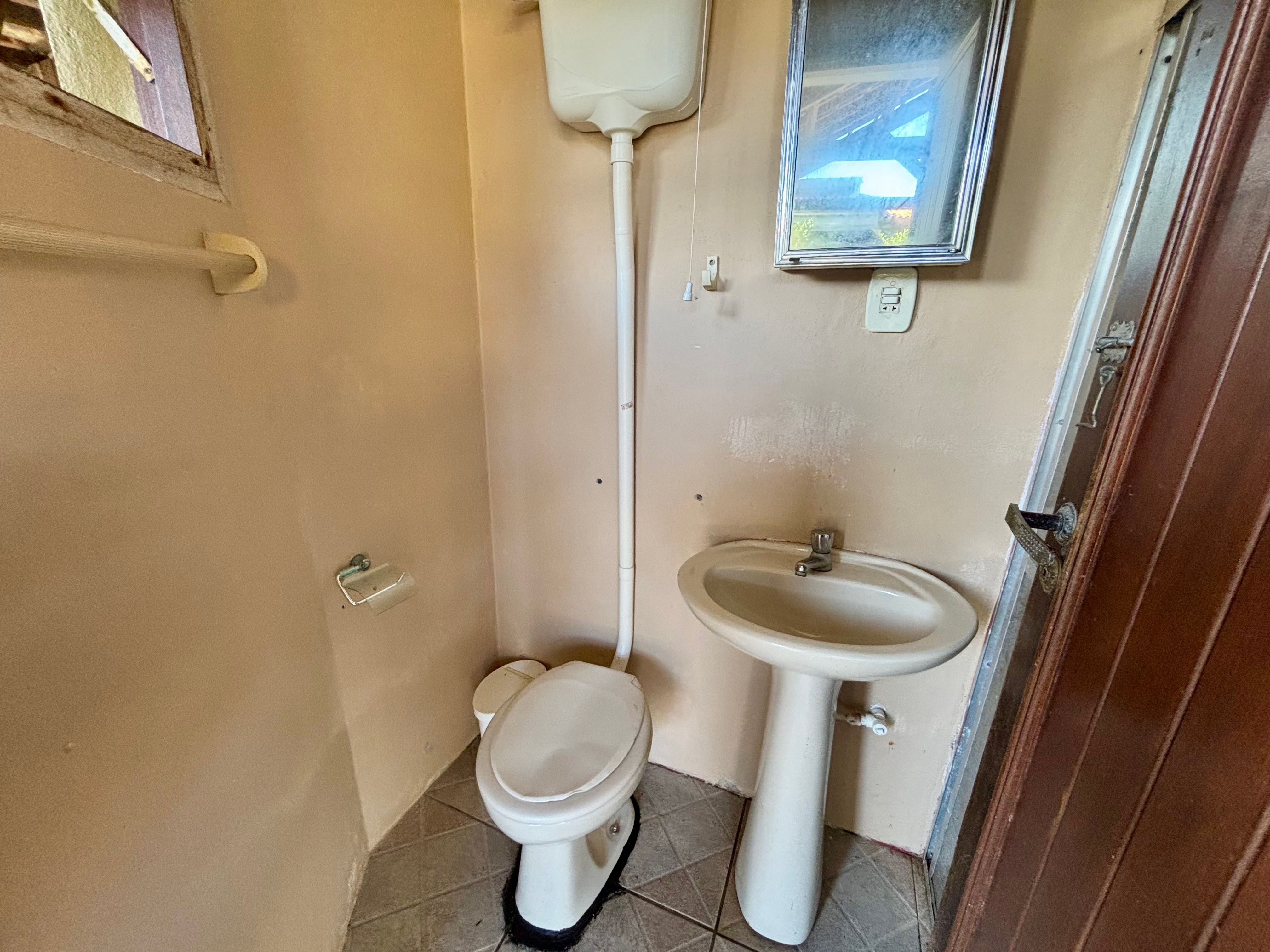 Casa à venda no Laranjal, Pelotas - 210 m², 2 quartos, cozinha planejada e amplo pátio com área gourmet, piscina e árvores frutíferas. - 15