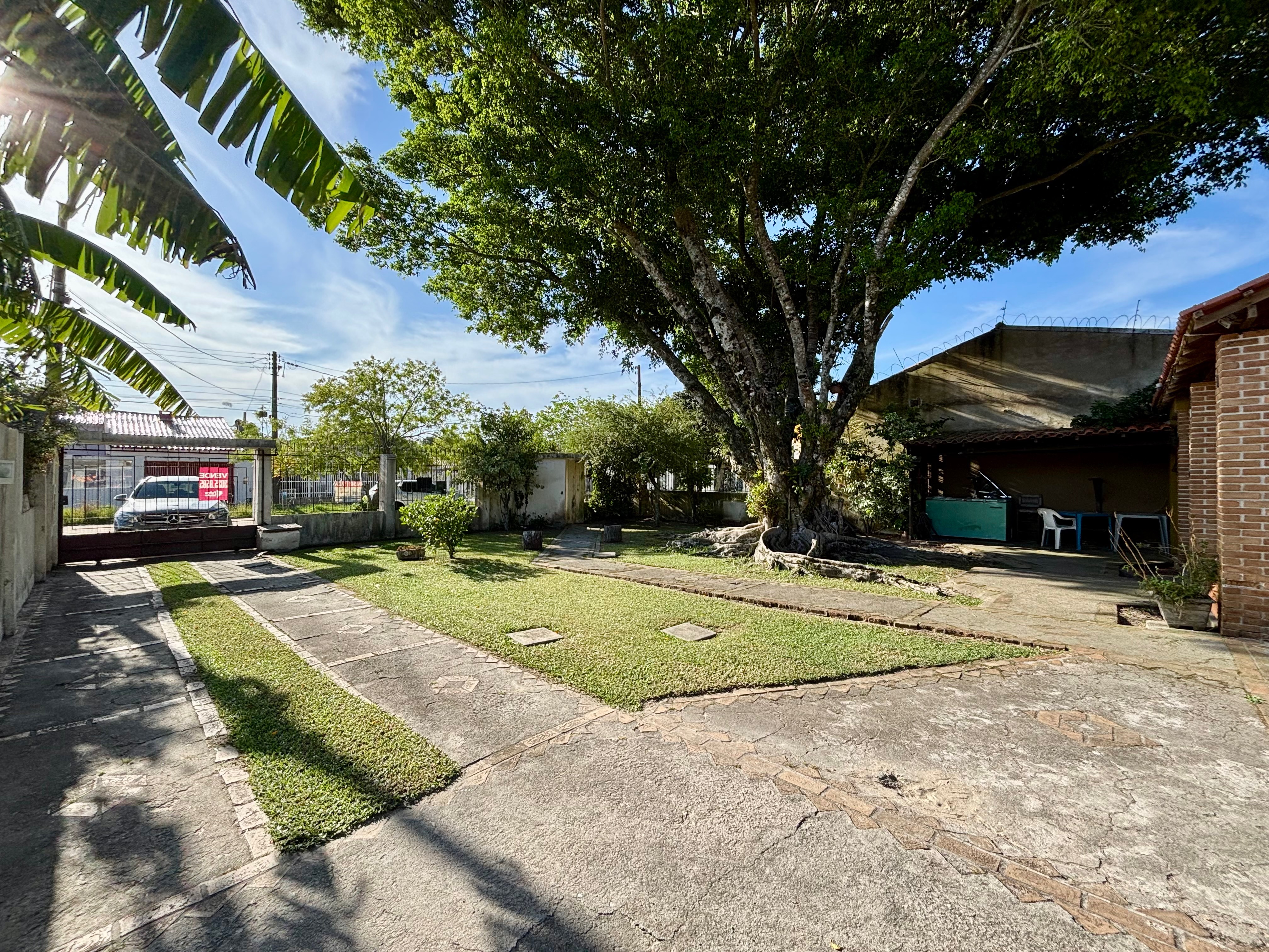 Casa à venda no Laranjal, Pelotas - 210 m², 2 quartos, cozinha planejada e amplo pátio com área gourmet, piscina e árvores frutíferas. - 21