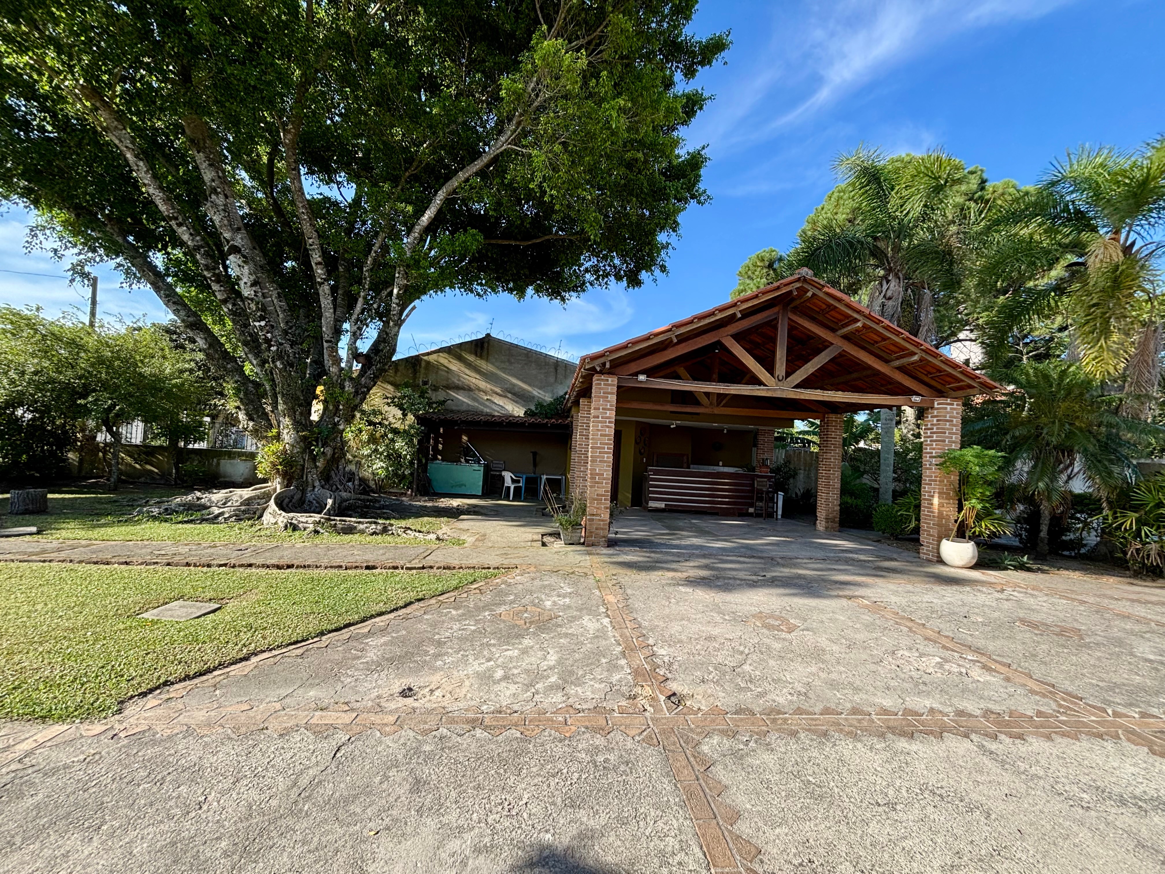Casa à venda no Laranjal, Pelotas - 210 m², 2 quartos, cozinha planejada e amplo pátio com área gourmet, piscina e árvores frutíferas. - 22
