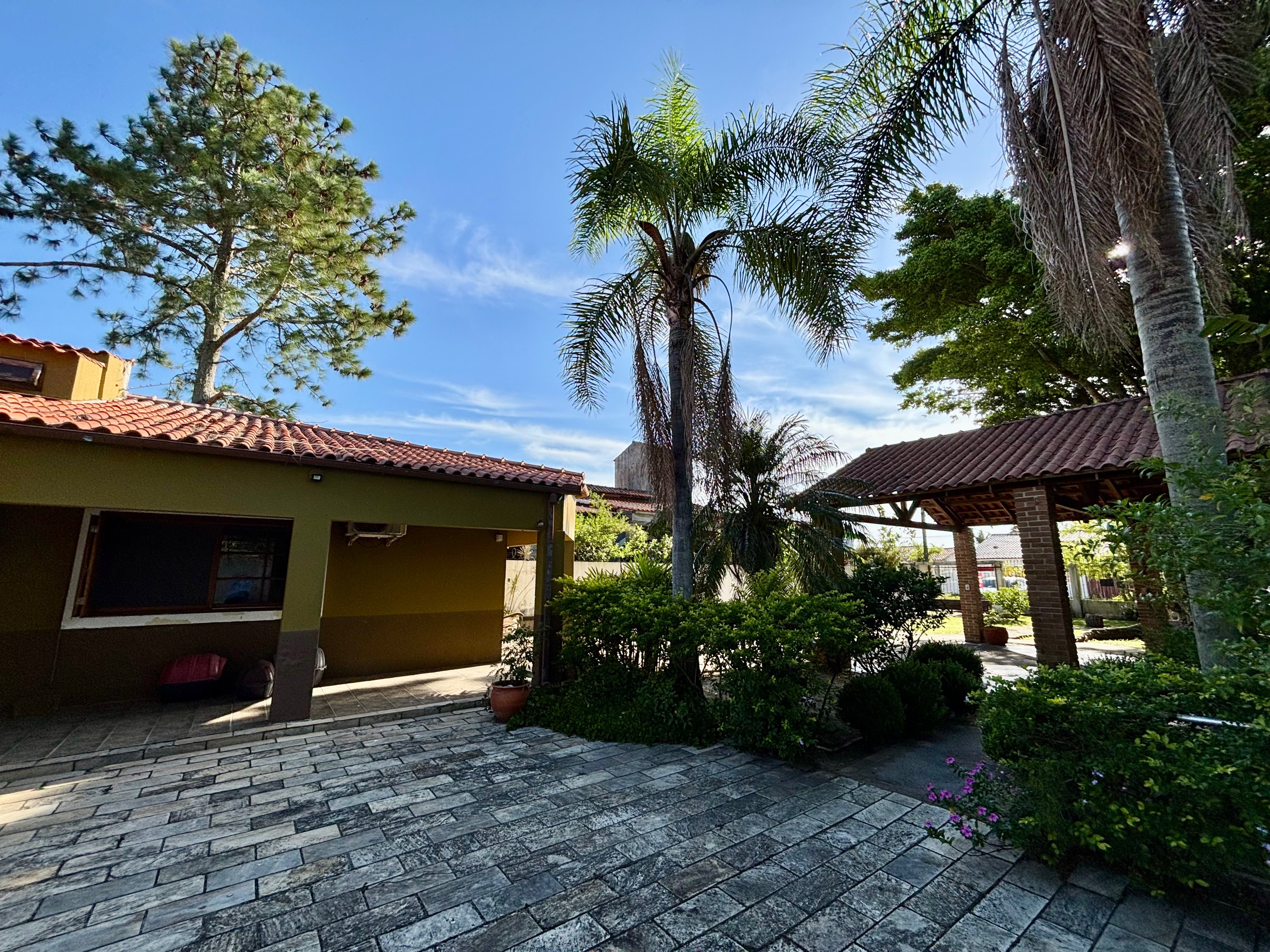 Casa à venda no Laranjal, Pelotas - 210 m², 2 quartos, cozinha planejada e amplo pátio com área gourmet, piscina e árvores frutíferas. - 23