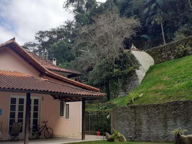Casa com 600m² 3 quartos e 1 banheiro, à venda, no bairro Castelanea em Petrópolis