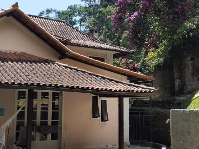 Casa com 600m² 3 quartos e 1 banheiro, à venda, no bairro Castelanea em Petrópolis