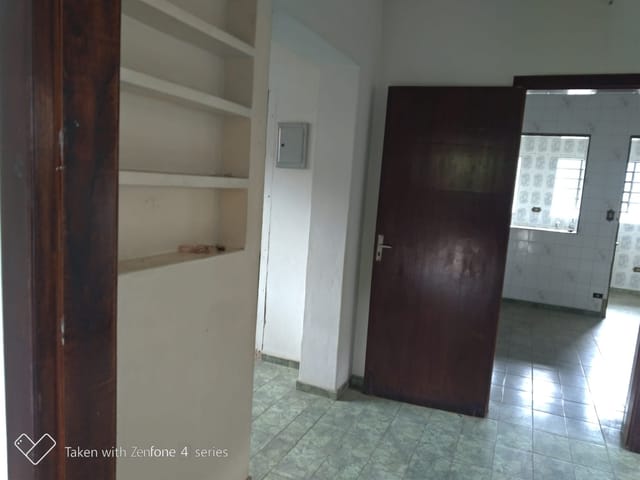 Casa com 300m² 2 quartos e 2 banheiros, à venda, no bairro Jardim Gurilândia em Taubaté