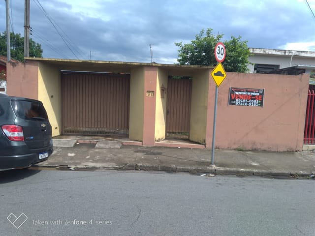 Casa com 300m² 2 quartos e 2 banheiros, à venda, no bairro Jardim Gurilândia em Taubaté