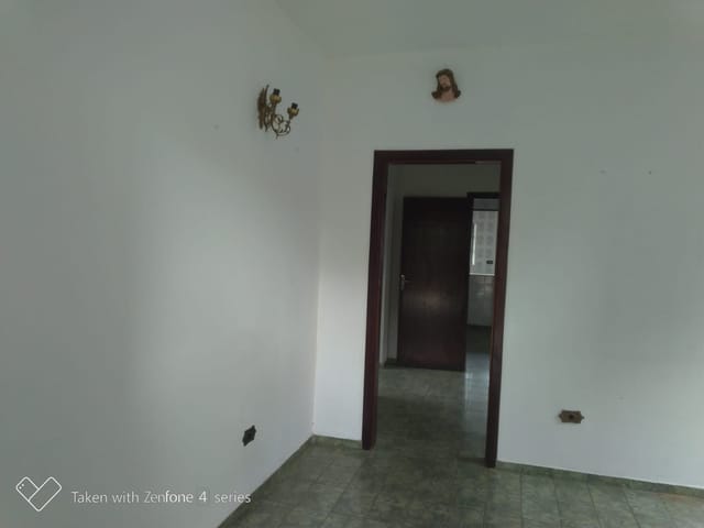 Casa com 300m² 2 quartos e 2 banheiros, à venda, no bairro Jardim Gurilândia em Taubaté