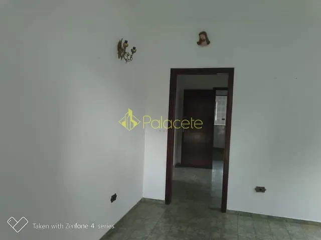 Casa com 300m² 2 quartos e 2 banheiros, à venda, no bairro Jardim Gurilândia em Taubaté
