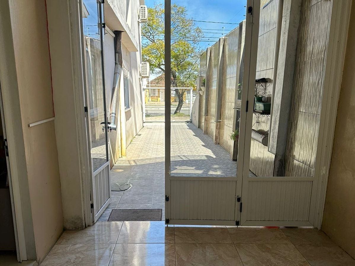 Casa semimobiliada à venda nas Três Vendas - 190m², 2 quartos, móveis planejados, terraço e área gourmet com churrasqueira. - 6