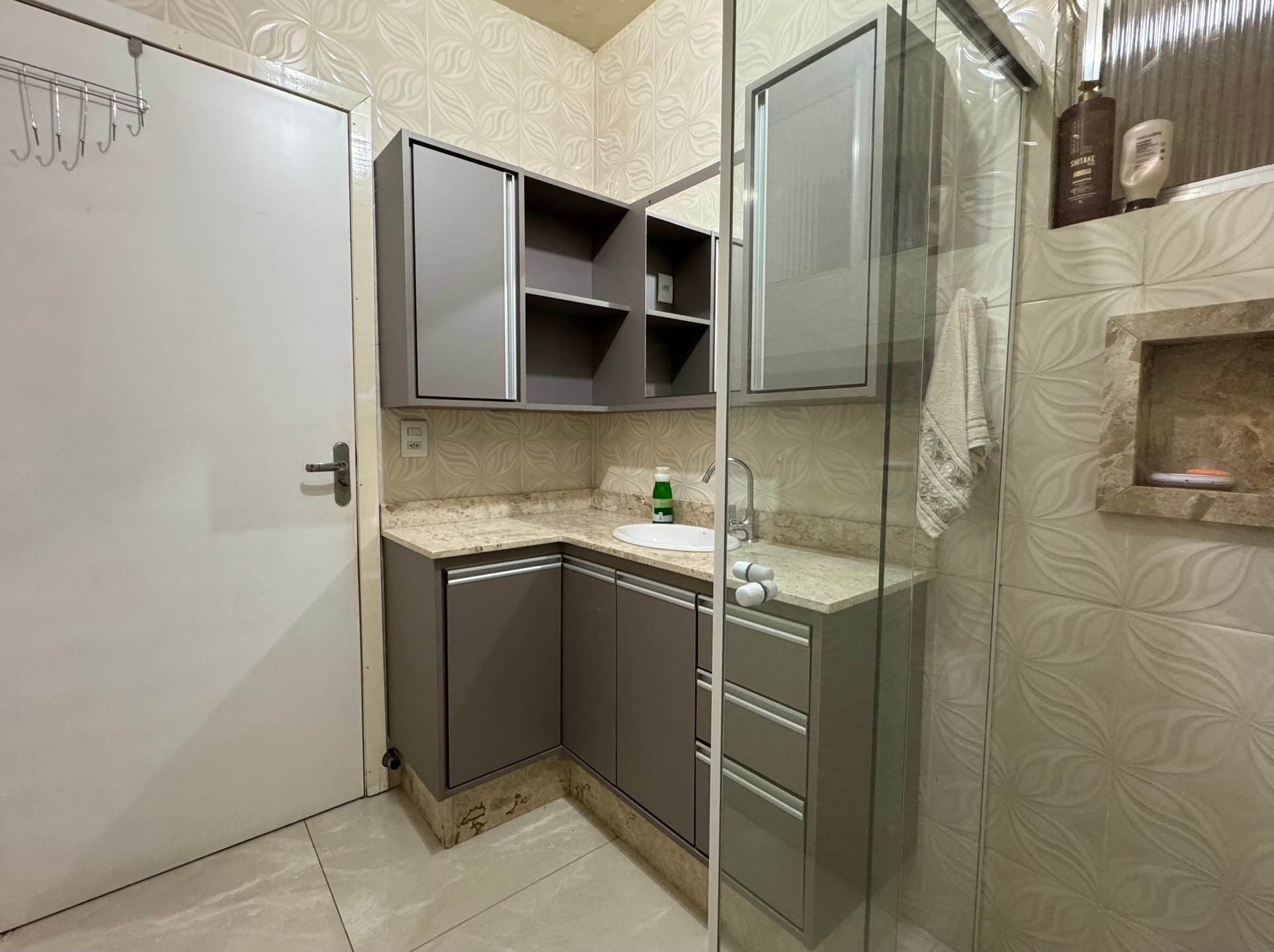 Casa semimobiliada à venda nas Três Vendas - 190m², 2 quartos, móveis planejados, terraço e área gourmet com churrasqueira. - 11