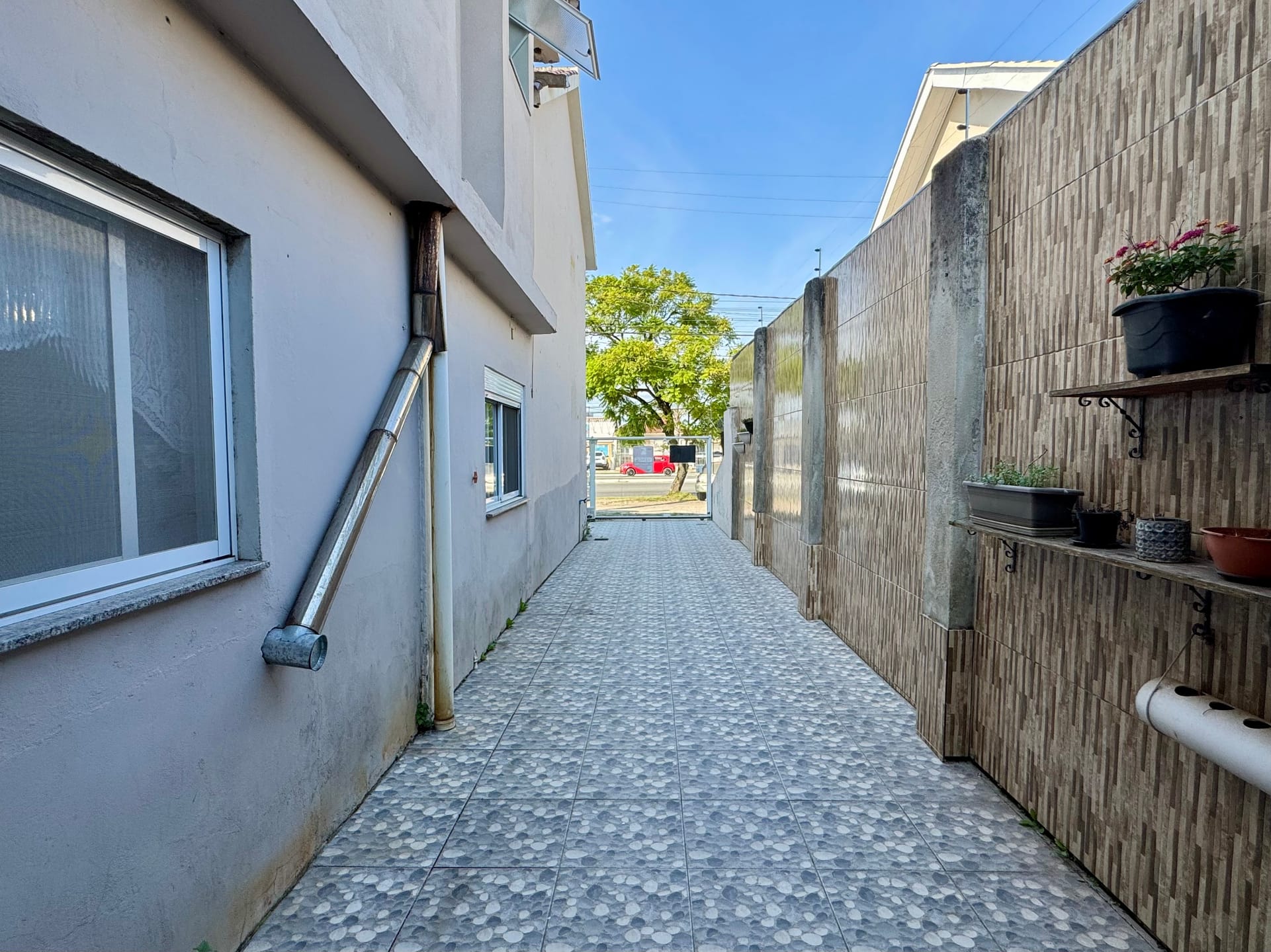 Casa semimobiliada à venda nas Três Vendas - 190m², 2 quartos, móveis planejados, terraço e área gourmet com churrasqueira. - 20