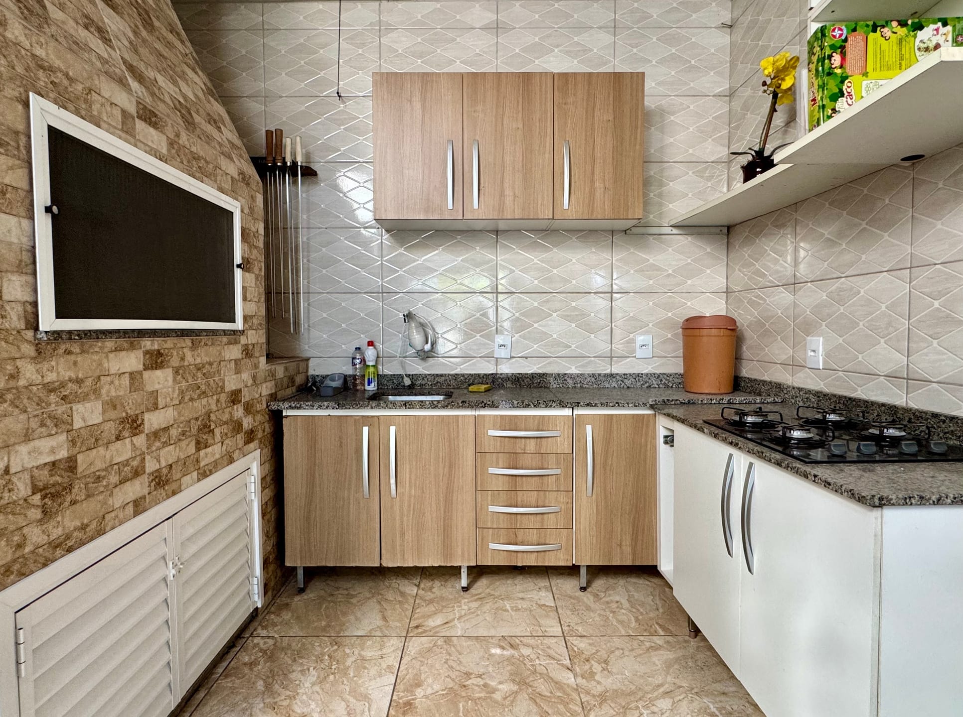 Casa semimobiliada à venda nas Três Vendas - 190m², 2 quartos, móveis planejados, terraço e área gourmet com churrasqueira. - 10