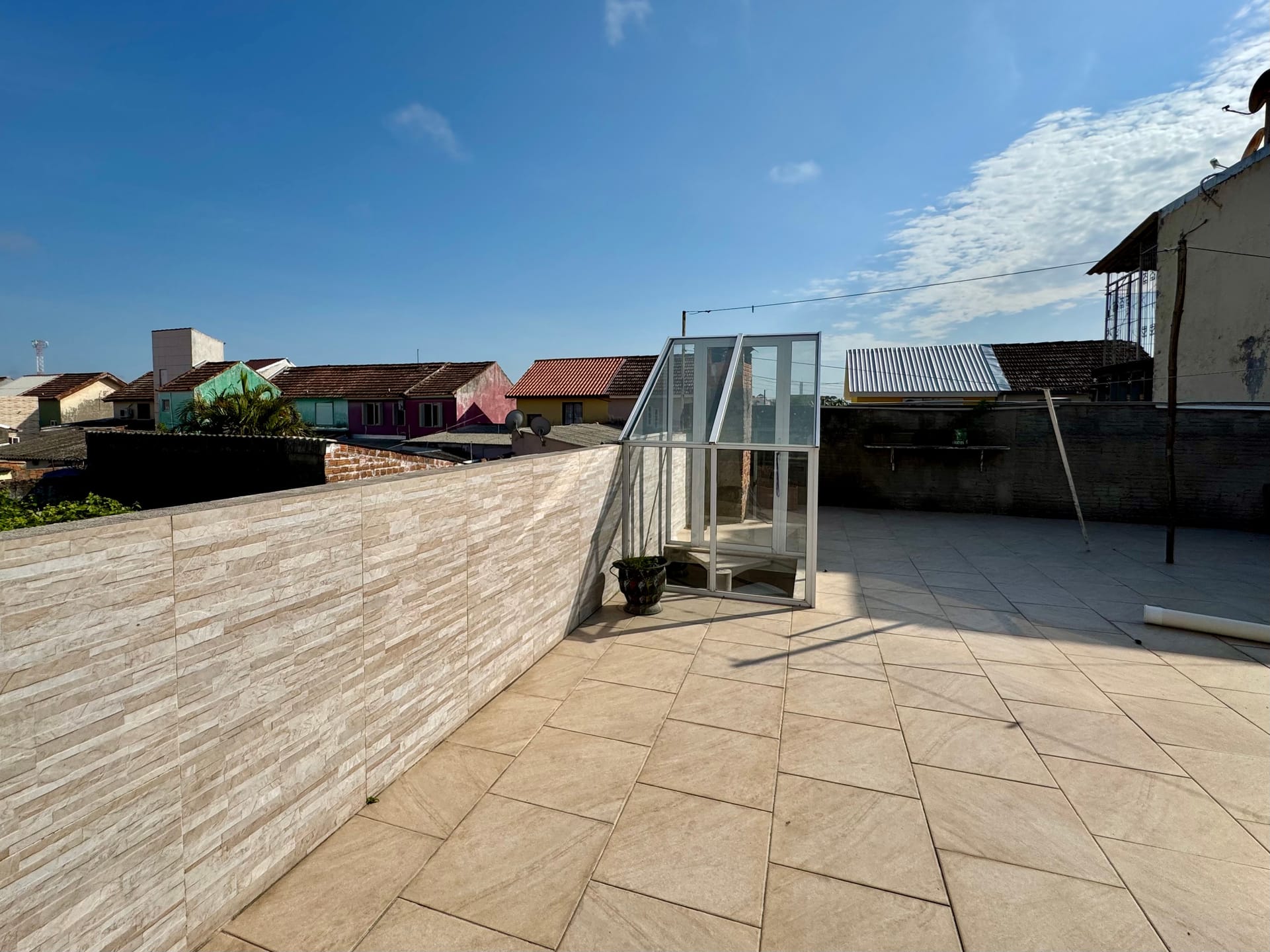 Casa semimobiliada à venda nas Três Vendas - 190m², 2 quartos, móveis planejados, terraço e área gourmet com churrasqueira. - 18