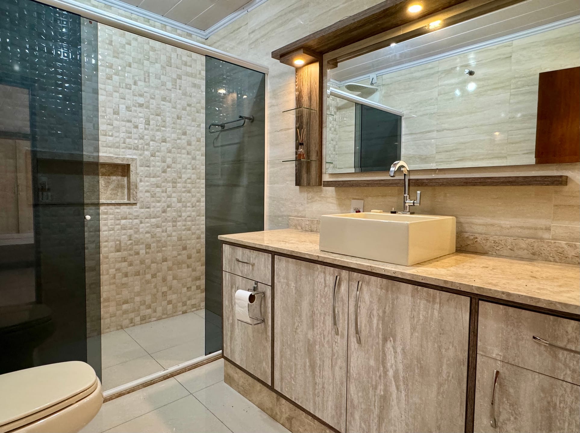 Casa semimobiliada à venda nas Três Vendas - 190m², 2 quartos, móveis planejados, terraço e área gourmet com churrasqueira. - 16